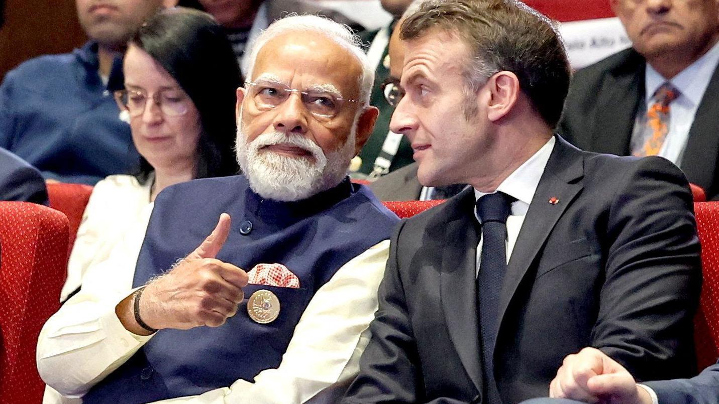 Gejts se zbog slučaja Epstin povukao sa Samita o veštačkoj inteligenciji u Indiji 2 Narendra Modi i Emanuel Makron sede jedan pored drugog u prepunoj sali okruženi drugim učesnicima samita