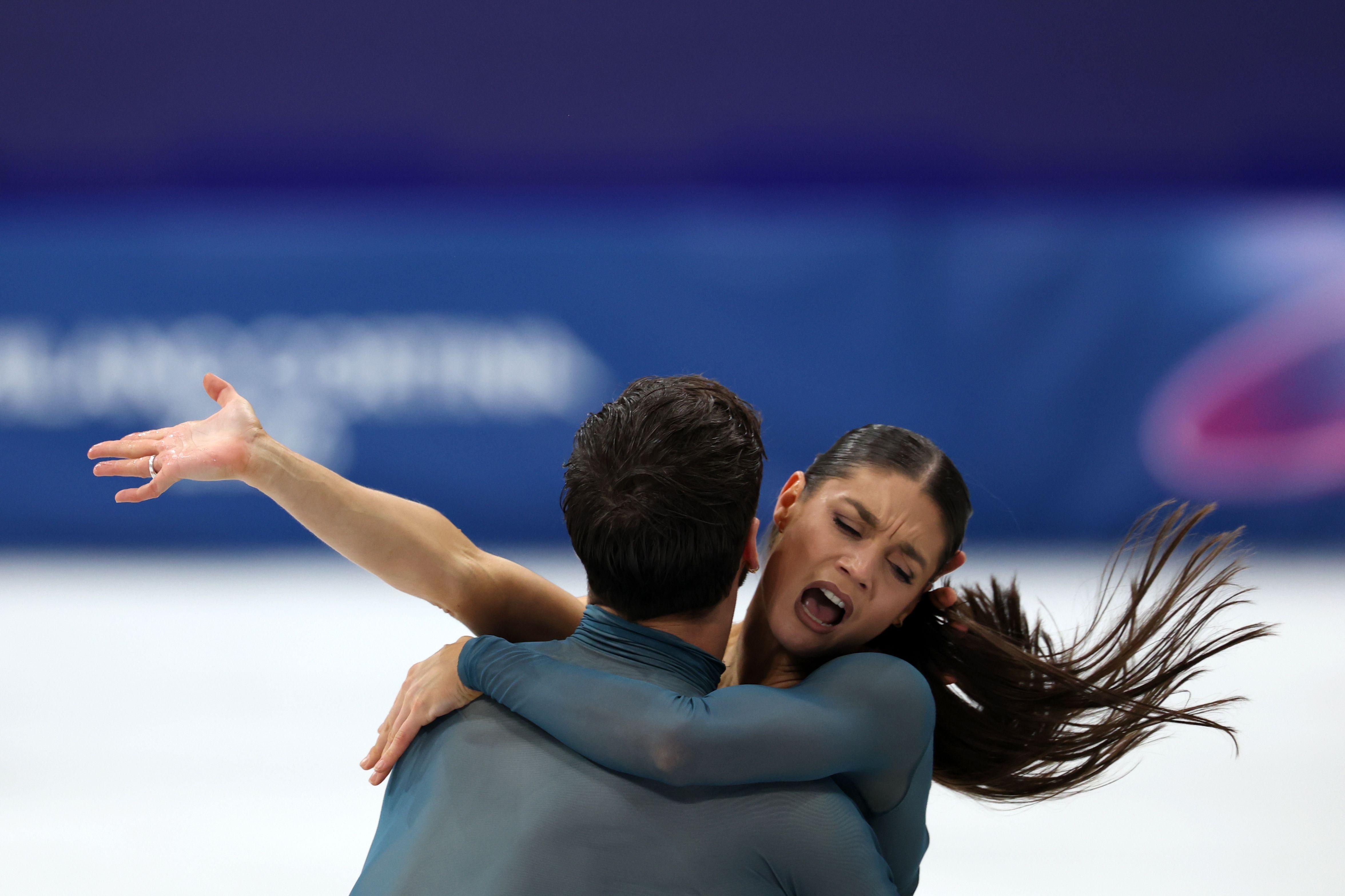 Kontroverzni olimpijski šampioni iz Francuske 6 Gijom Sizeron i Lorans Furnije Bodri olimpijski šampioni u umetničkom klizanju u parovima, umetničko klizanje, klizači, zimske olimpijske igre u italiji