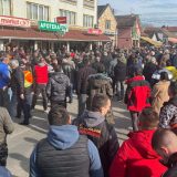 Poljoprivrednici traktorima blokirali raskrsnicu u Rači 4