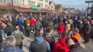 Poljoprivrednici traktorima blokirali raskrsnicu u Rači: "Doći će momenat kada će se mehanizacijom krenuti za Beograd" 1