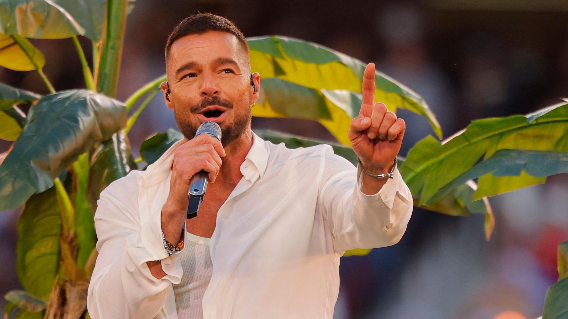 Riki Martin tokom nastupa na poluvremenu Superboula