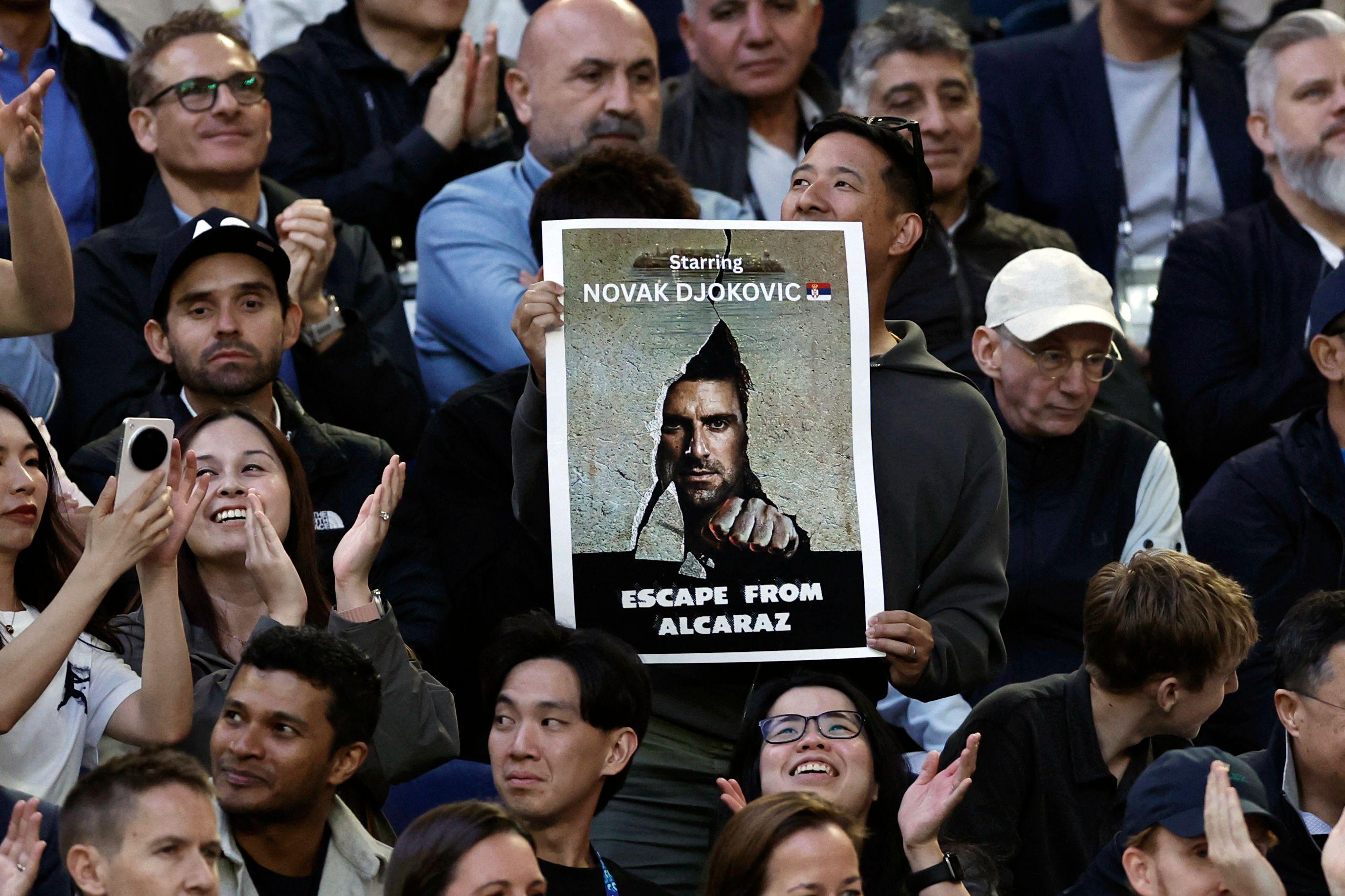 navijač novaka đokovića u melburnu, Đokovićev navijač u Melburnu drži zanimljiv transparent: Fotografija Novaka kao plakat za film i poruka: 'Bekstvo od Alkaraza'