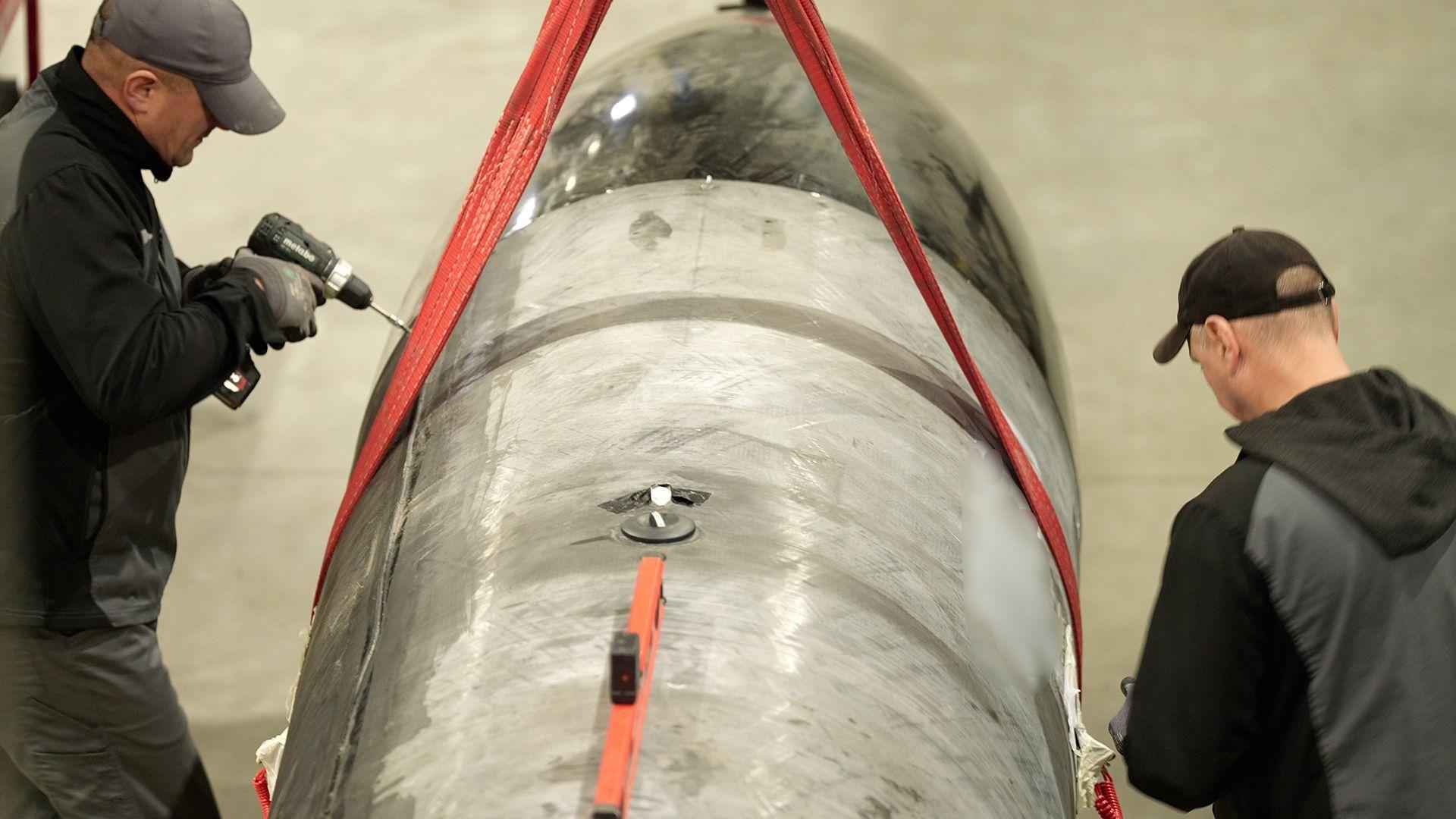 Dvojica muškaraca prave raketu