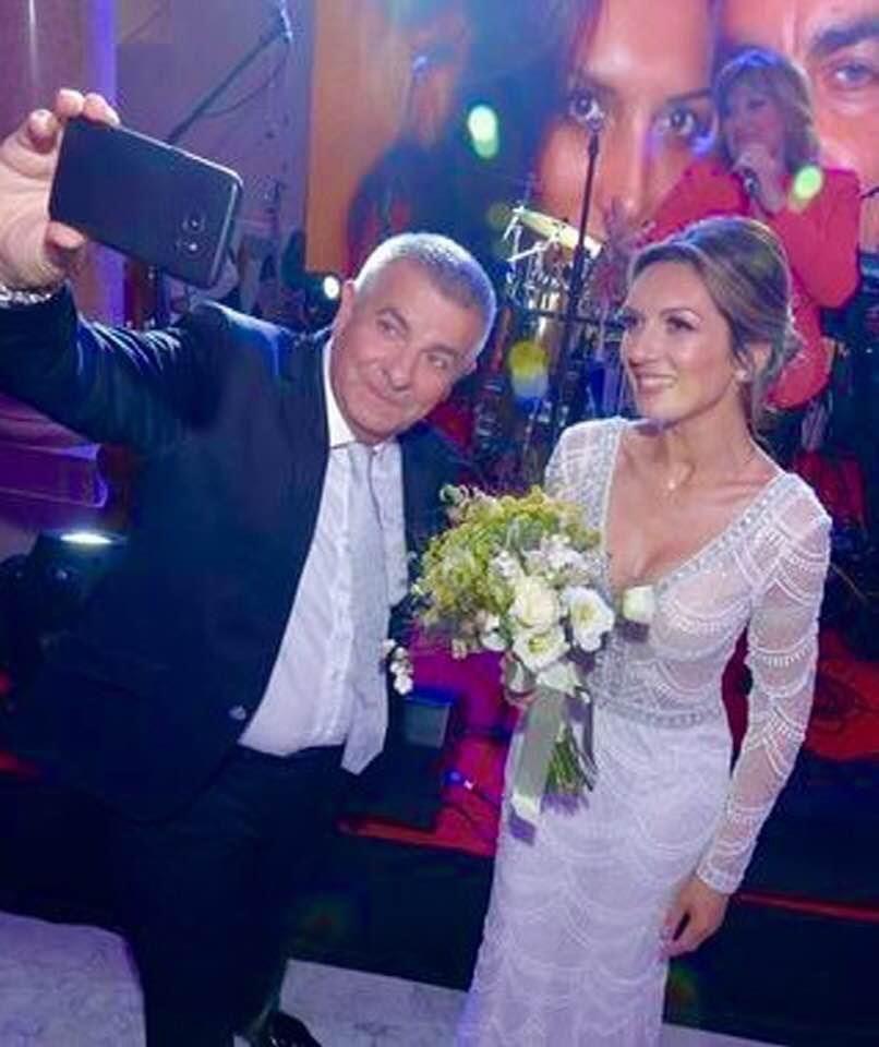 Ivica u odelu, pored njega Dragana u beloj haljini drži bidermajer u ruci