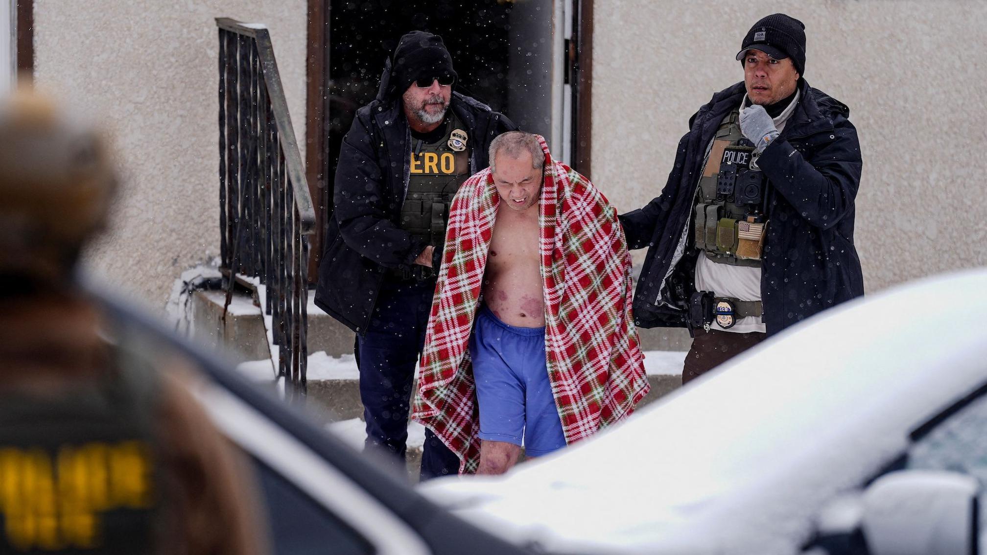 'Nismo tu da oduzimamo živote': Kako američki ICE regrutuje i trenira ljude 4 ICE agenti odvode iz kuće muškarca tokom racije u Mineapolisu