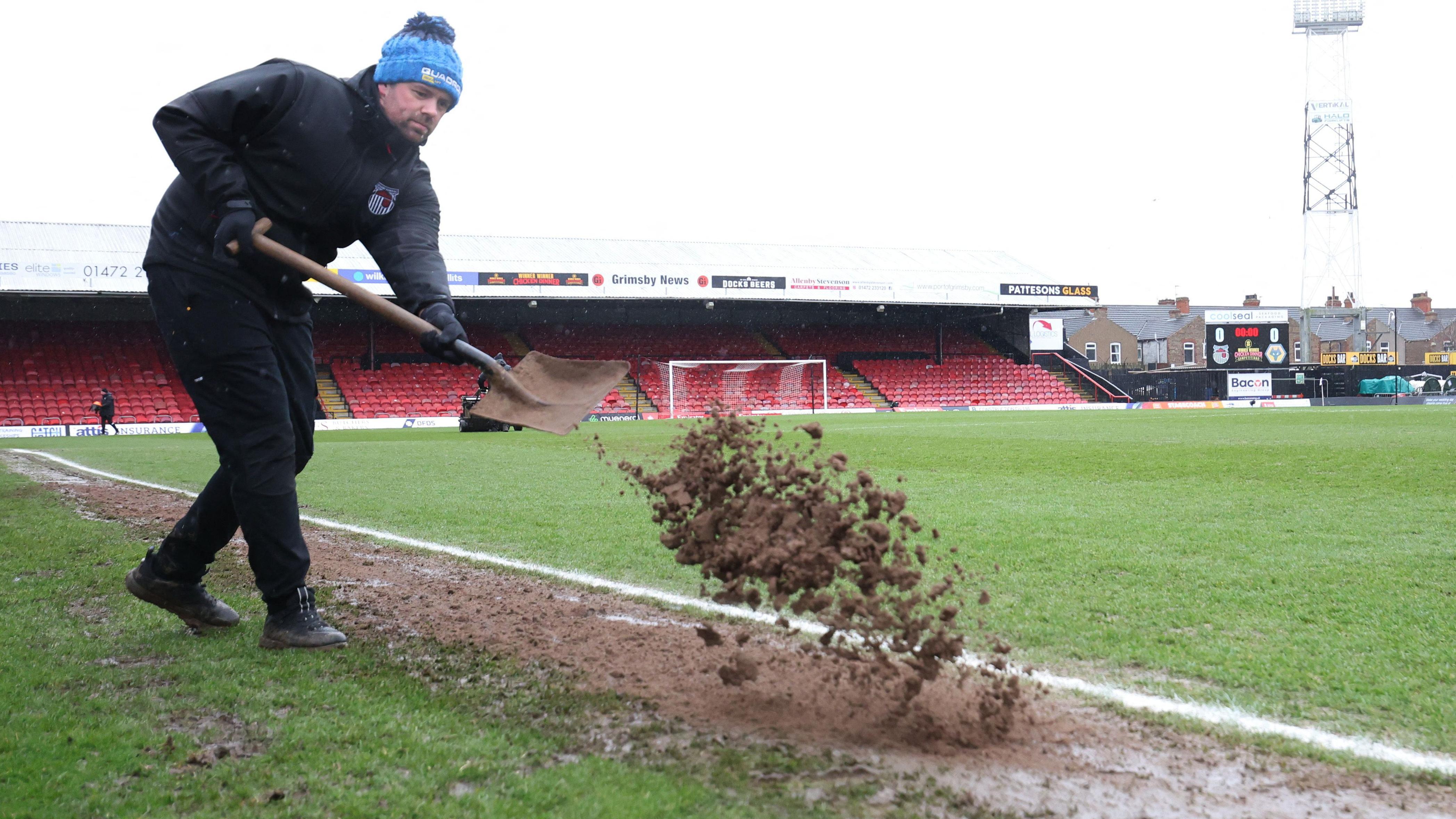 'Šmek prošlih vremena': Grimzbi i Vulfsi plesali po kaljuzi - u fotografijama 11 Čišćenje terena