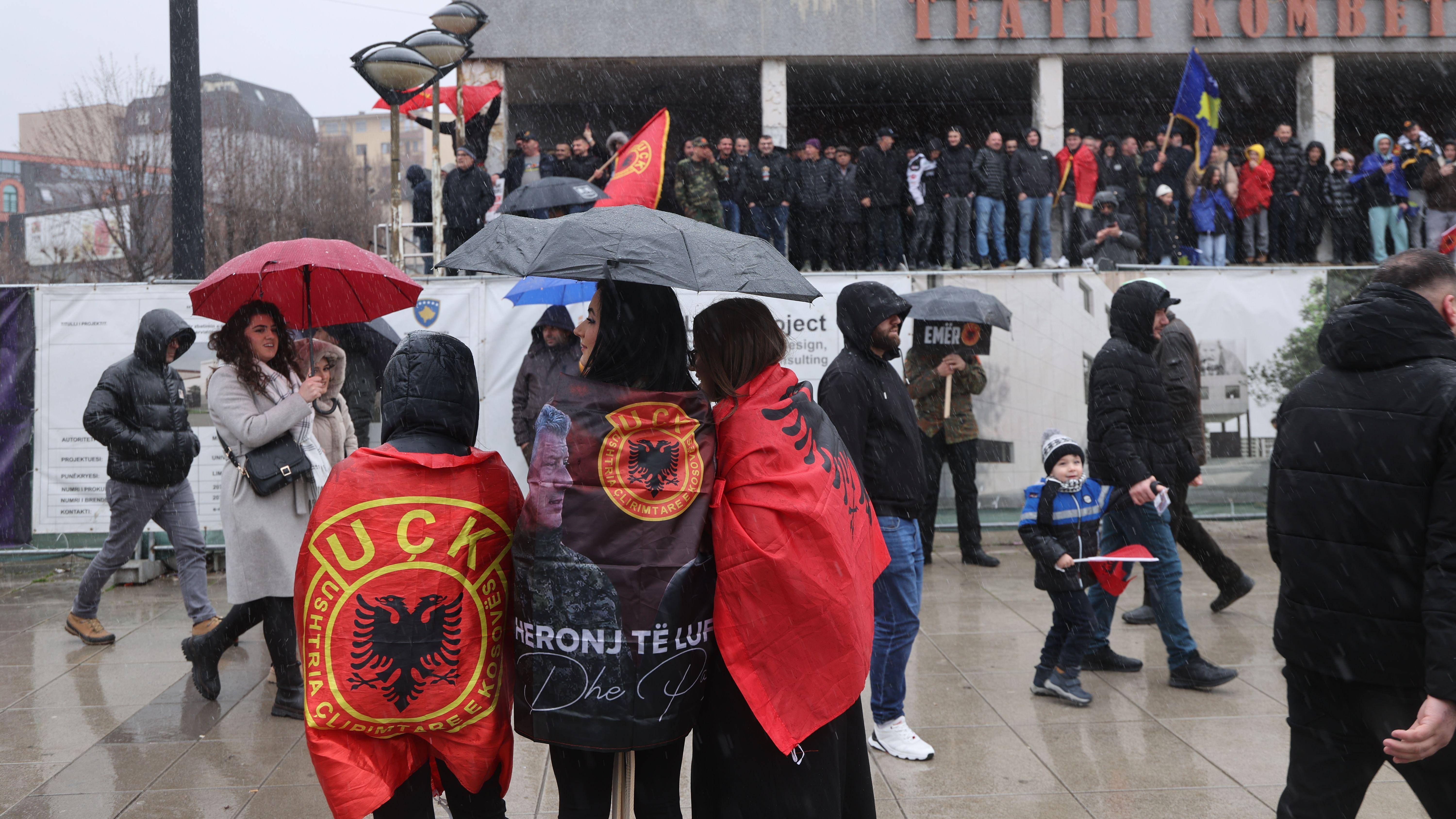 Proslava punoletstva nezavisnog Kosova i podrška vođama OVK 1 tri devojke ogrnute u albanske zastave i zastave OVK stoje na ulici Prištine
