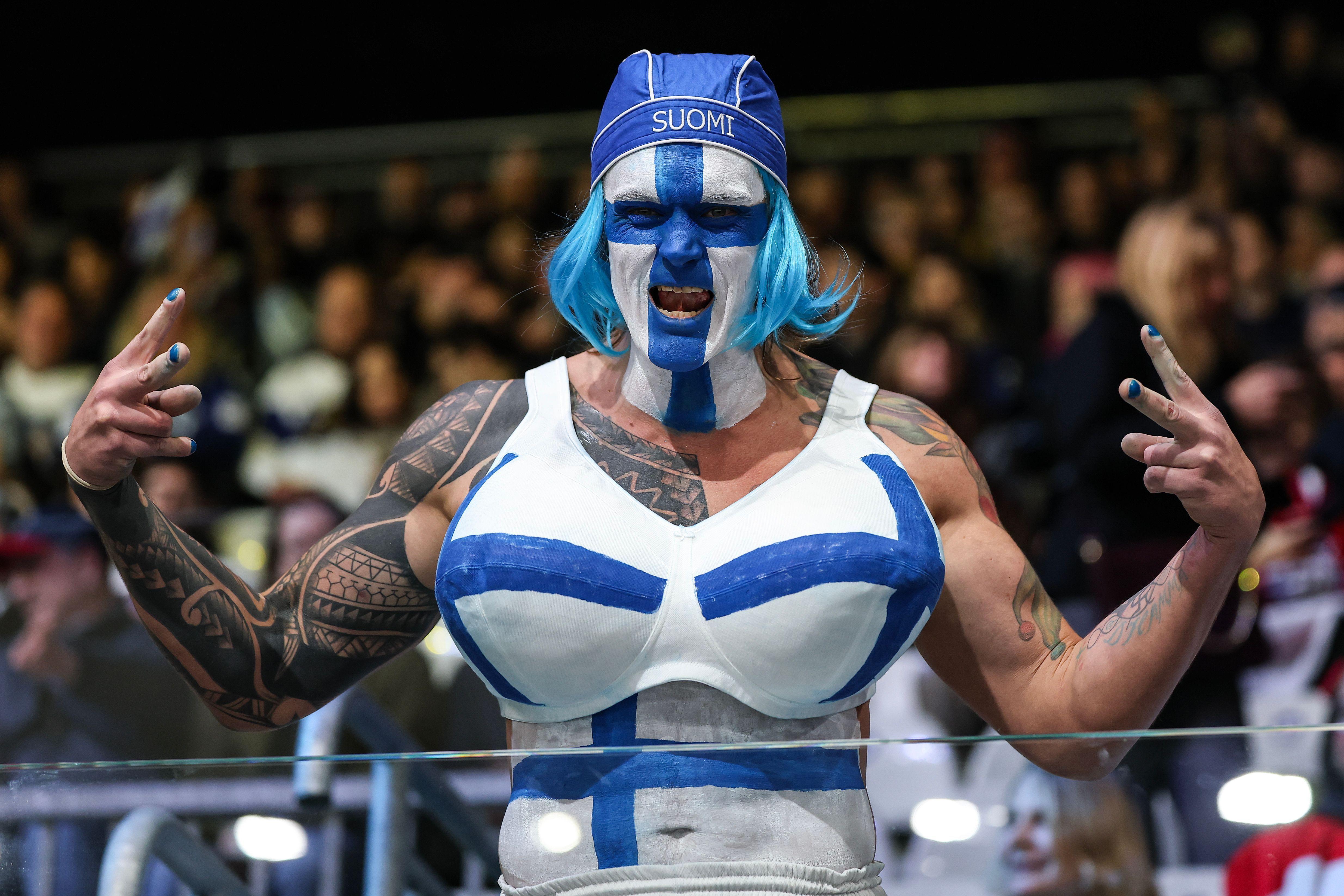 Navijač Finske na hokejaškoj utakmici Finske i Češke na Zimskim olimpijskim igrama u Italiji