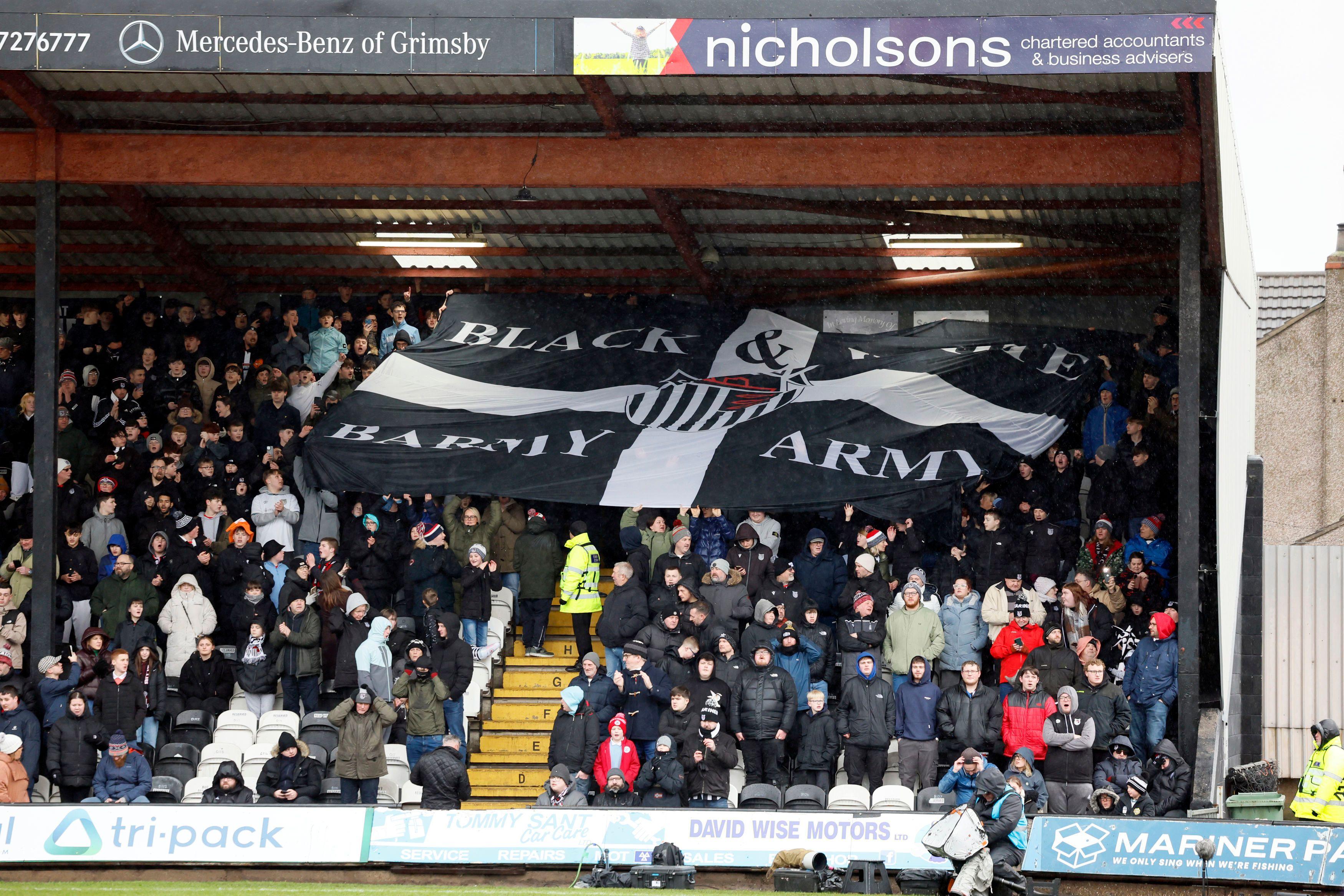 'Šmek prošlih vremena': Grimzbi i Vulfsi plesali po kaljuzi - u fotografijama 7 navijači grimzbi tauna