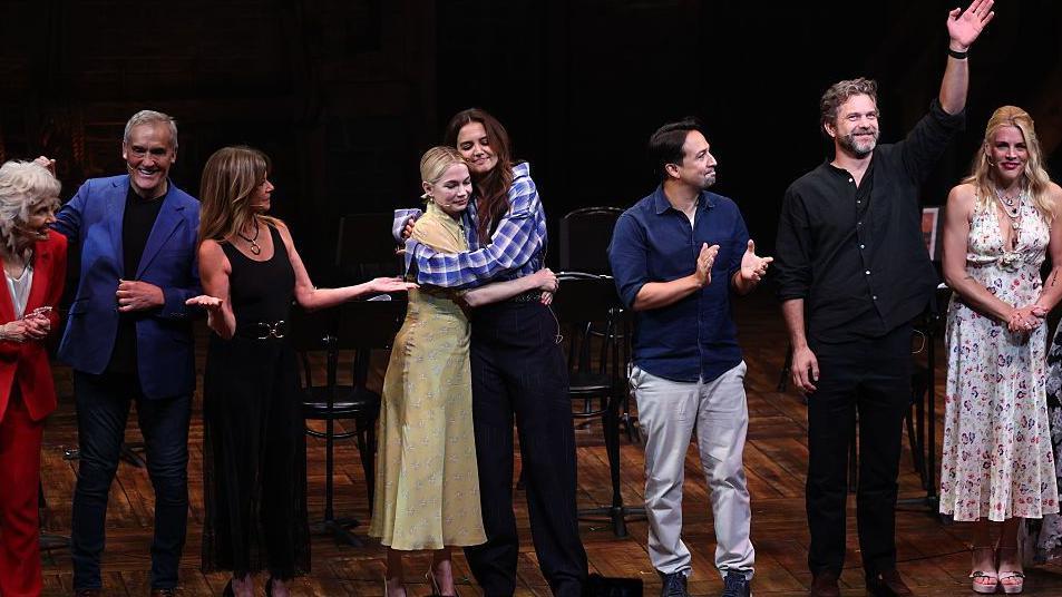 'Dosonov svet': Tinejdžerska serija iz 1990-ih koja 'nije krila osećanja' 3 Glumci iz serije Dosonov svet, Mišel Vilijams i Kejt Holms se grle