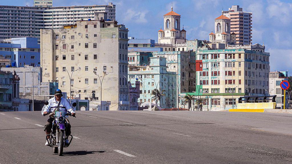 'Havana je prazna, kao da je sve mrtvo': Kuba u velikoj krizi 3 čovek vozi motor na praznoj ulici Havane