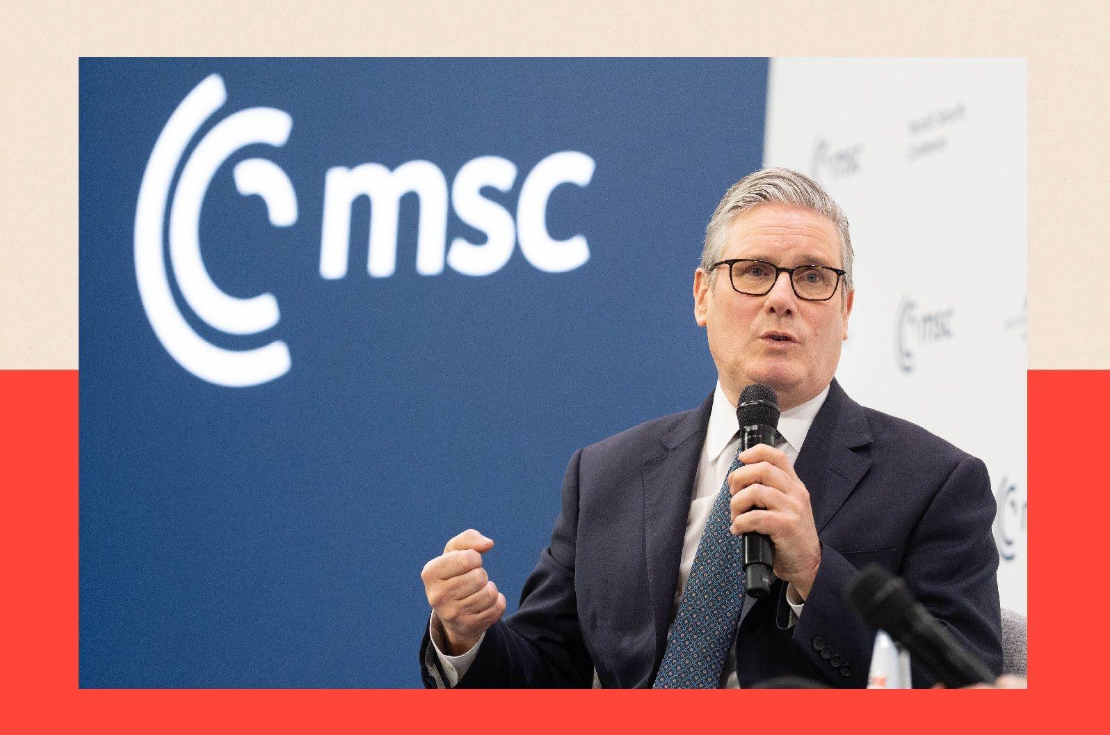 Trampov novi svetski poredak je postao stvarnost i Evropa mora brzo da se prilagodi 7 Kir Starmer u tamnom odelu, plavoj kravati i sa mikrofonom u levoj ruci na konferenciji u Minhenu