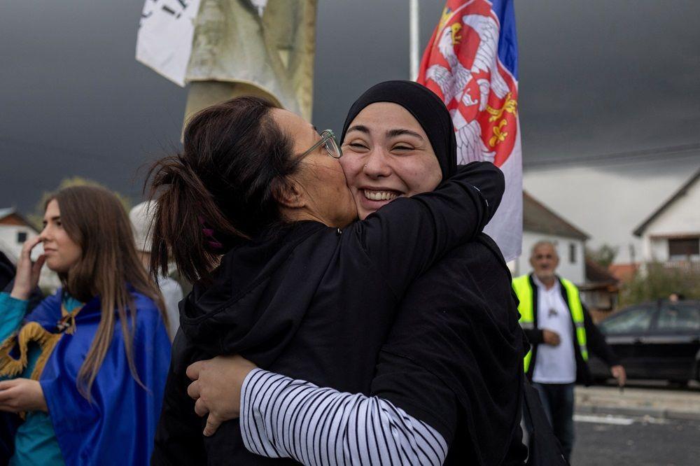 Nošenje hidžaba u Srbiji: Šta treba da znate 9 devojka sa hidžabom na studentskom protestu, grli je žena