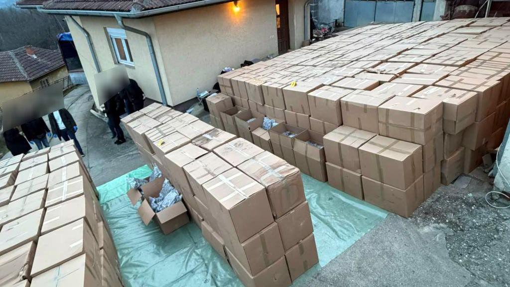 Zaplena pet tona marihuane u Srbiji: 'Droga iz Severne Makedonije', ko su osumnjičeni 1 Desetine kutija ispred kuće i nekoliko ljudi čija su lica zamagljena