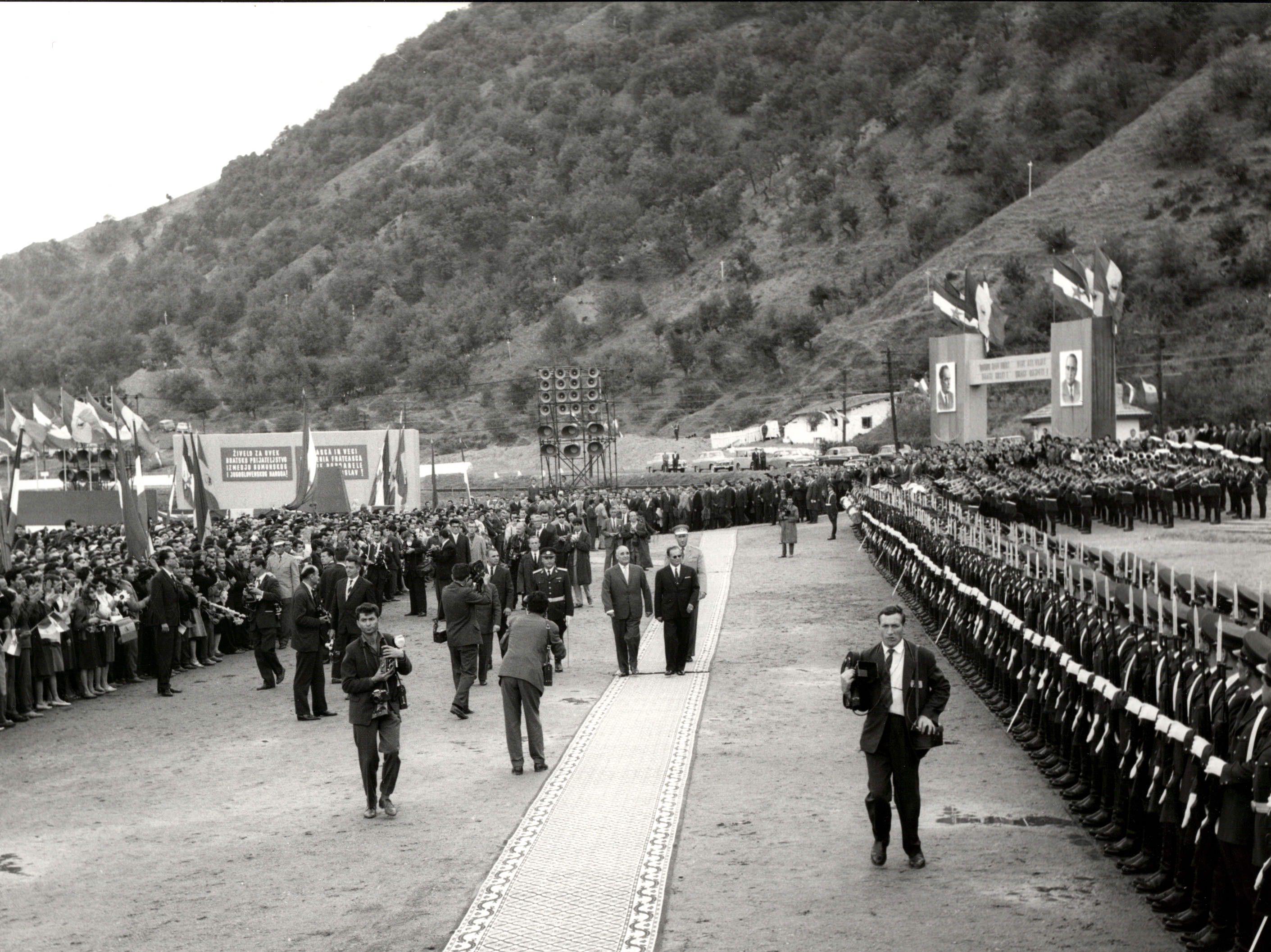 Obeležavanje početka izgradnje HE "Đerdap": miting i otkrivanje spomen ploče na rumunskoj strani Đerdapa