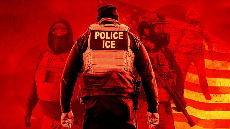 'Nismo tu da oduzimamo živote': Kako američki ICE regrutuje i trenira ljude 1 pripadnici službe ICE u americi, dvojica nose maske preko lica, u pozadini je američka zastava