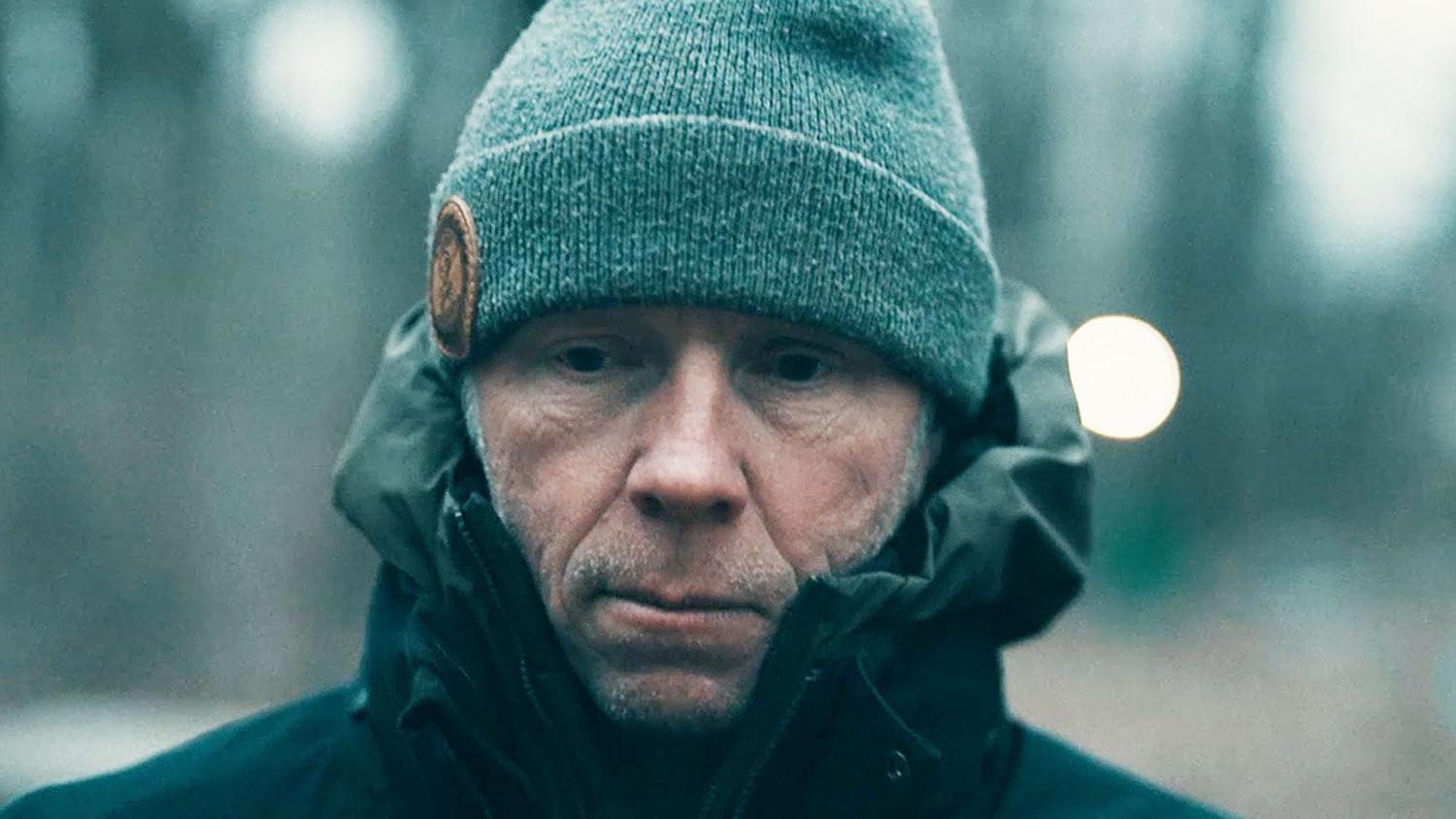 Obična cigla pomogla da se pronađe godinama zlostavljana devojčica 5 mupkarac sa kapom na glavi i u jakni gleda u prazno