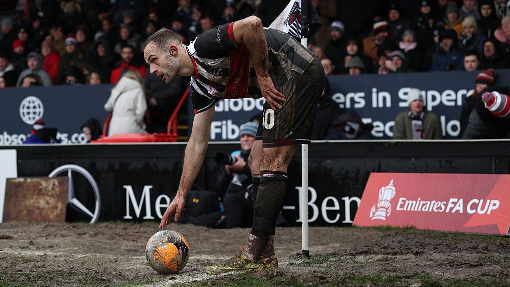 'Šmek prošlih vremena': Grimzbi i Vulfsi plesali po kaljuzi - u fotografijama 4 Čarls Vernam, fudbaler Grimzbija, pred izvođenje kornera