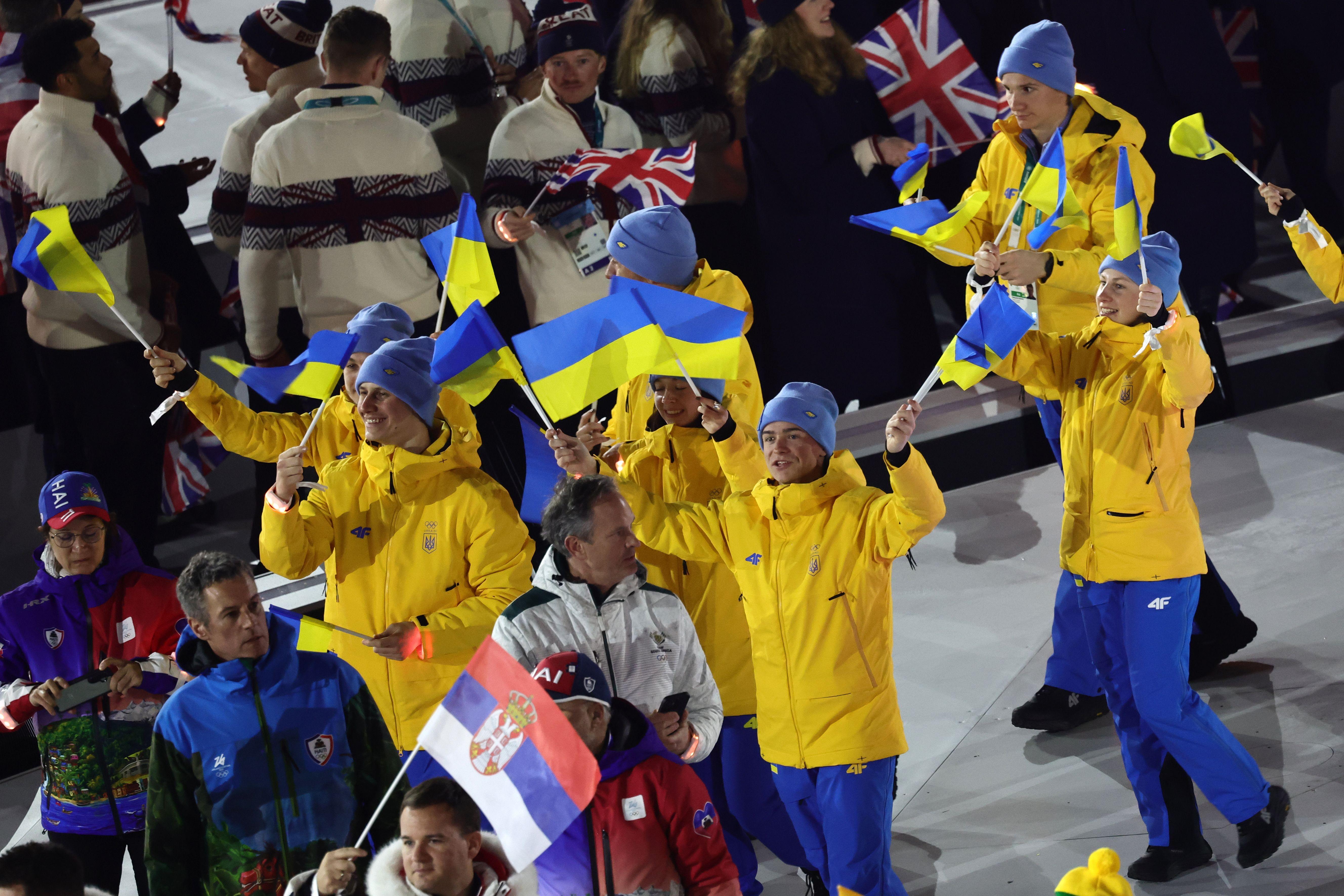 Zatvaranje Zimskih olimpijskih igara kroz fotografije 7 Sportisti i sportistkinje iz Srbije i Ukrajine mašu zastavama, u odelima u bojama nacionalnih zastava