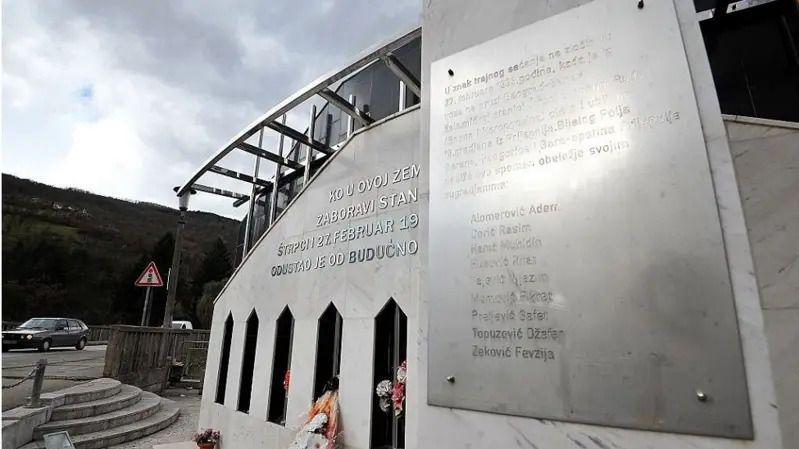 Otmica u Štrpcima, skrajnuti zločin koji se prećutkuje 8 „Ko u ovoj zemlji zaboravi stanicu Štrpci i 27. februar 1993. odustao je od budućnosti“ - poruka sa spomenika u Prijepolju, na kom su samo imena stradalih meštana, a ne svih žrtava otmice