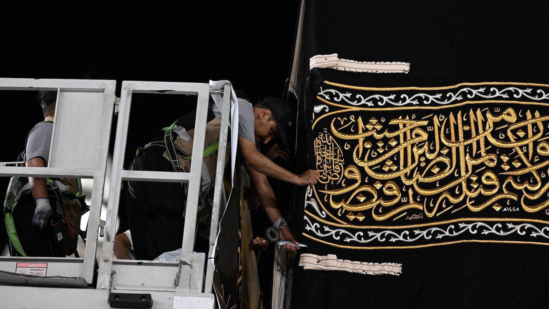 Muslimani su ljuti: Da li je Epstinu poklonjen komad islamske relikvije 3 Radnici ručno spajaju delove nove kisve (svilene tkanine koja prekriva Kabu) u Velikoj džamiji u Meki, Saudijska Arabija, 7. jula 2024.