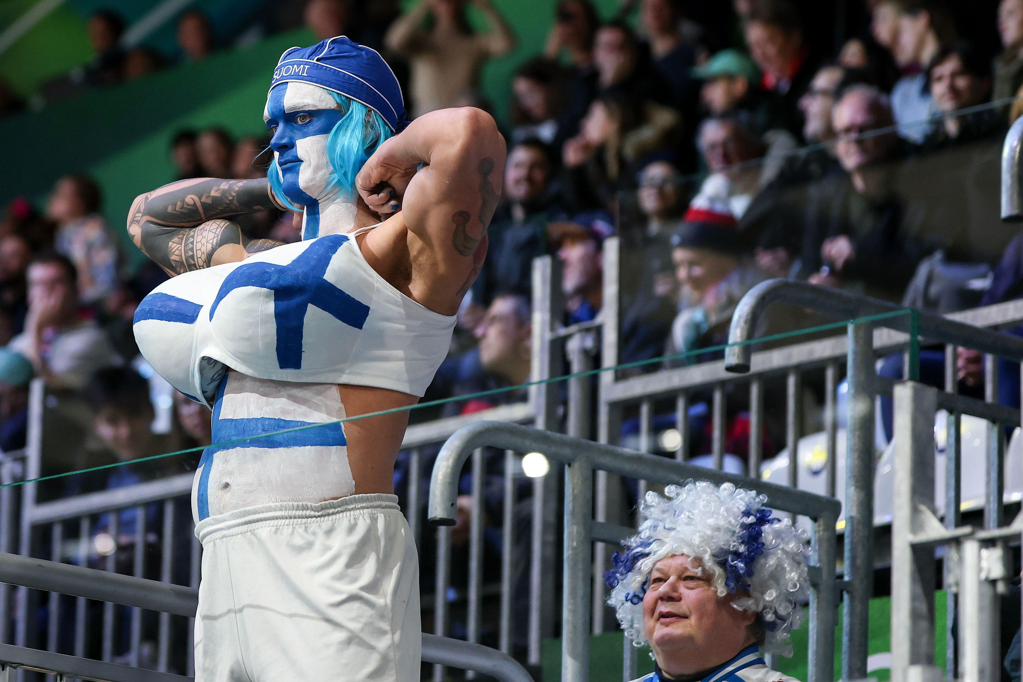 Navijač Finske na hokejaškoj utakmici Finske i Češke na Zimskim olimpijskim igrama u Italiji