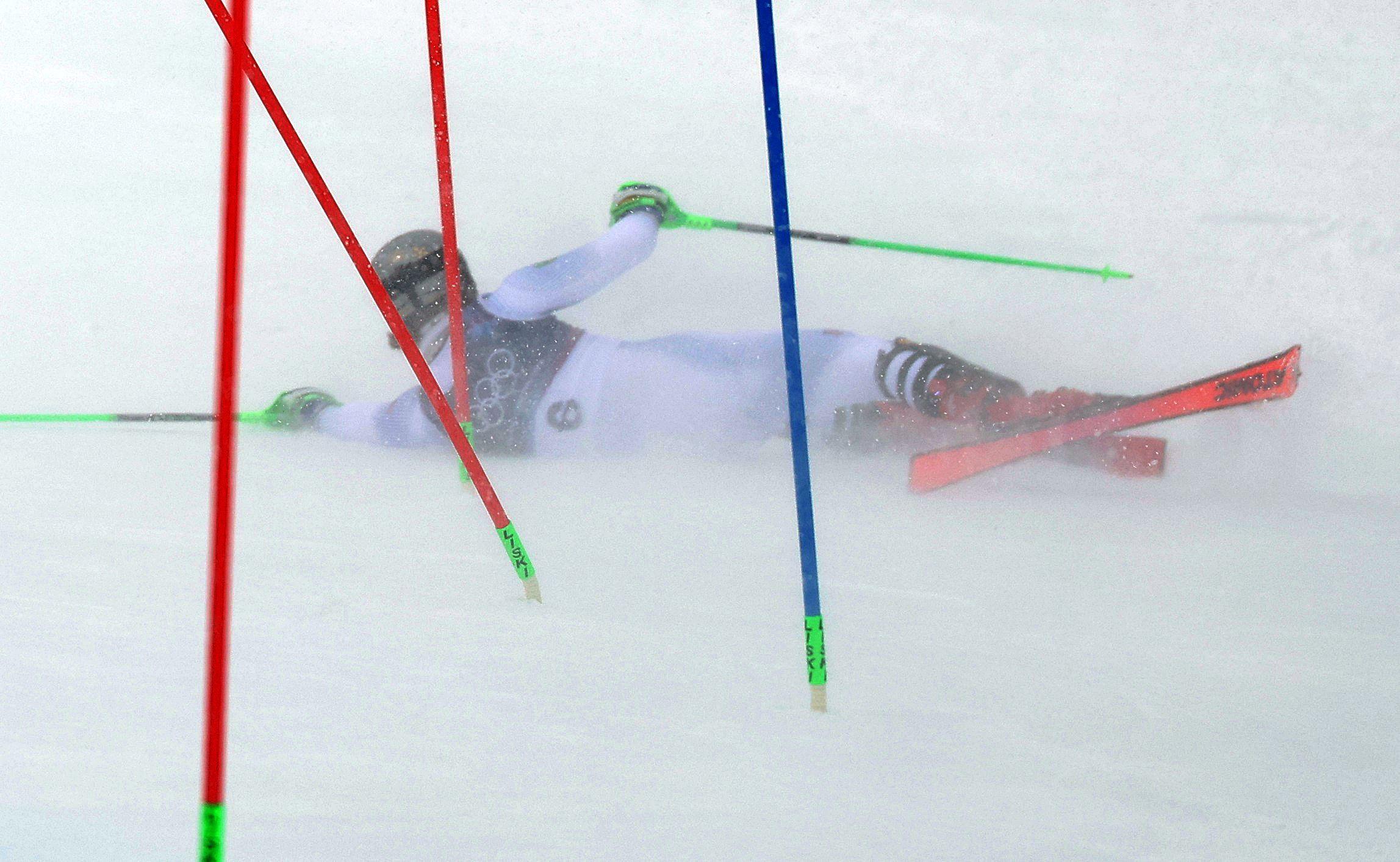 Olimpijski slalom: Padovi, drama i ovacije skijašu sa Haitija 4 pad osvajača zlatne medalje u veleslalomu pre dva dana, Lukaša Pinjeira Bratena iz Brazila, skijanje, slalom na zimskim olimpijskim igrama