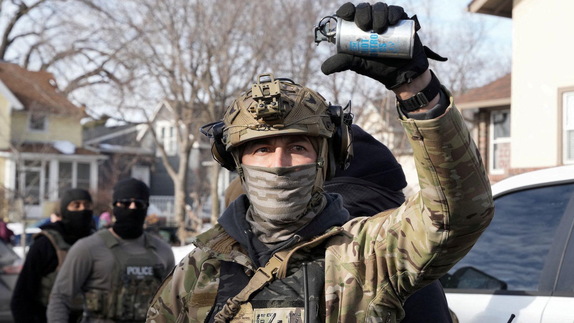 'Nismo tu da oduzimamo živote': Kako američki ICE regrutuje i trenira ljude 2 Pripadnik ICE agencije sa kanisterom suzavca u ruci u Mineapolisu