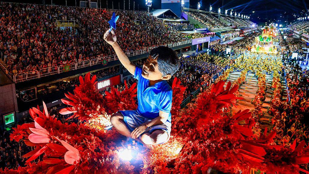 Završen karneval u Riju uz šarenilo, hiljade plesača i političke kontroverze 3 Prikaz Lule kao dečaka tokom tačke škole sambe Akademikos de Niteroj