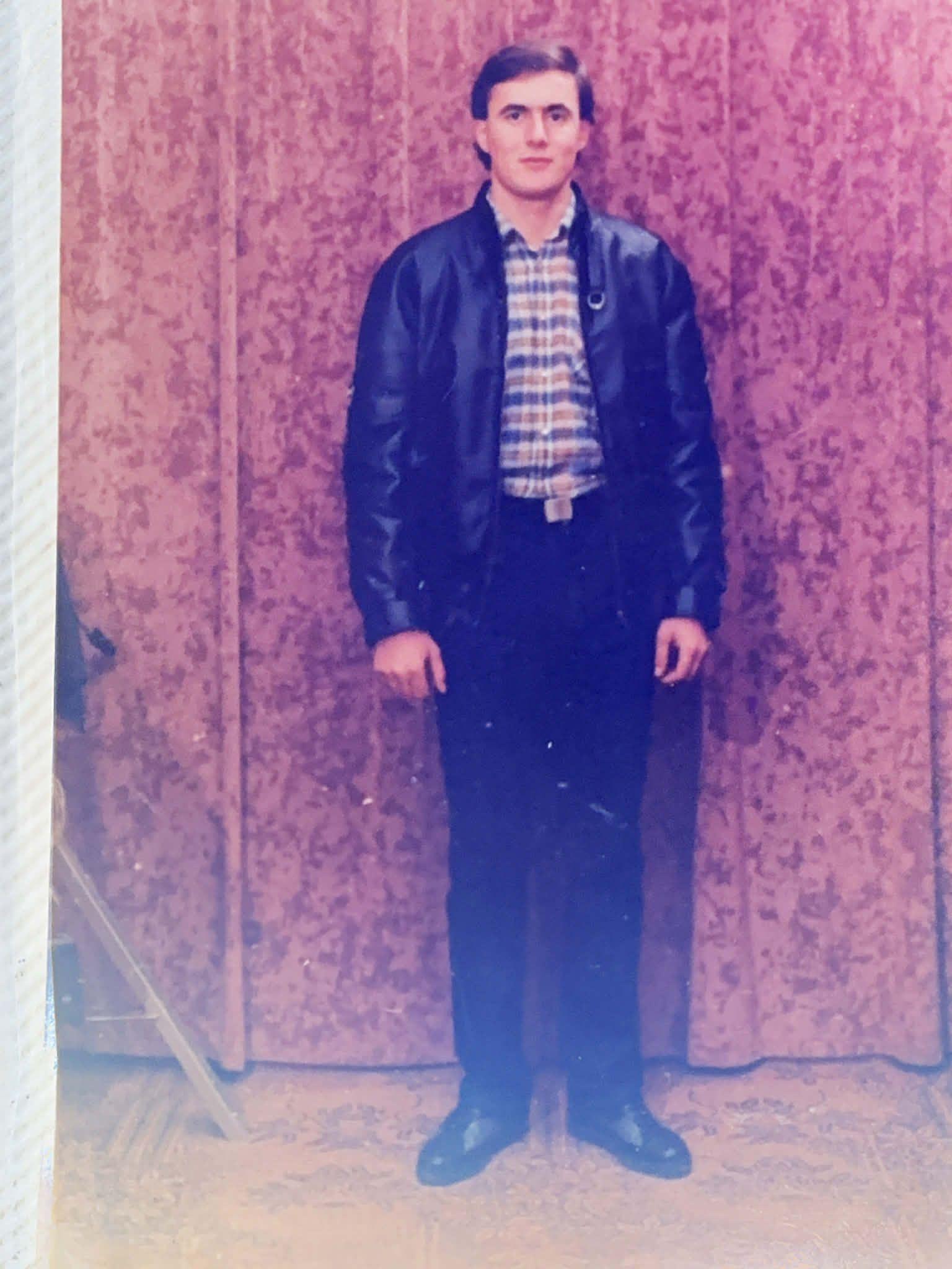 Klaus stoji u izbegličkom kampu u Titelu, u kožnoj jakni i kariranoj košulji