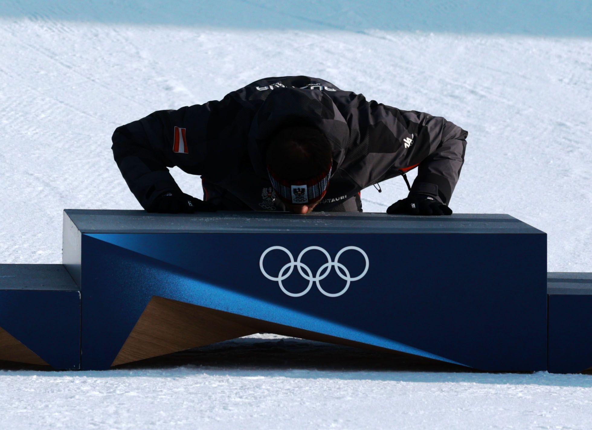 Benjamin Karl iz Austrije slavi osvajanje zlata u finalu paralelnog veleslaloma u muškoj konkurenciji protiv Sangkjuma Kima iz Južne Koreje, bord, zimske olimpijske igre u Italiji