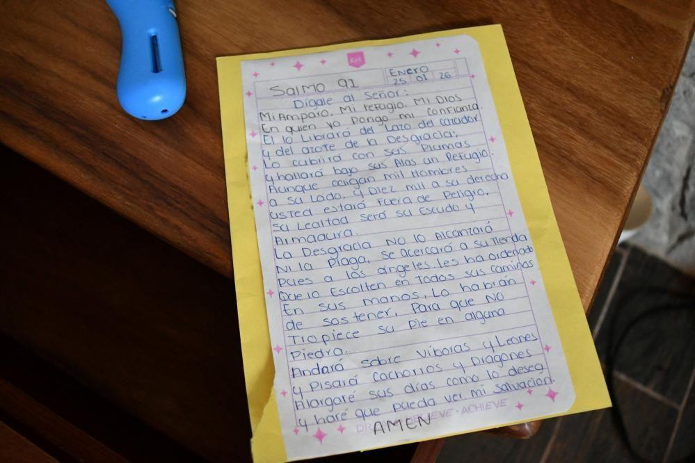 Luksuzno skrovište šefa bande El Menča u kojem je proveo poslednje sate života 12 List papira sa ručno napisanim rečenicama, na kojem je datum 25. januar 2026. godine