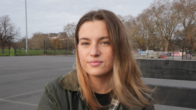 'Srce me je umalo ubilo u 22. godini' 1 Devojka smedje kose pozira