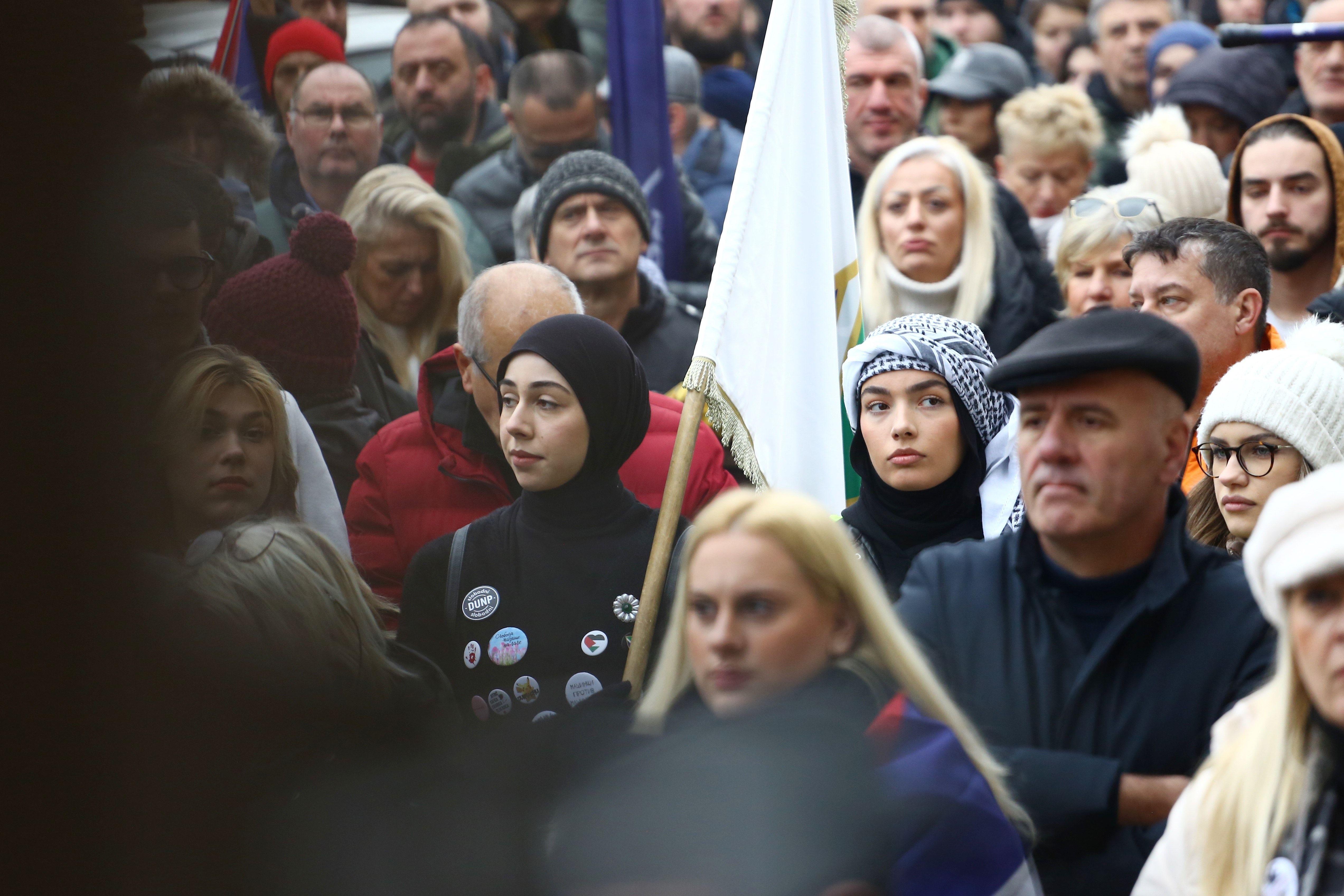 Nošenje hidžaba u Srbiji: Šta treba da znate 11 devojke sa hidžabom na studentskom protestu u Novom Pazaru