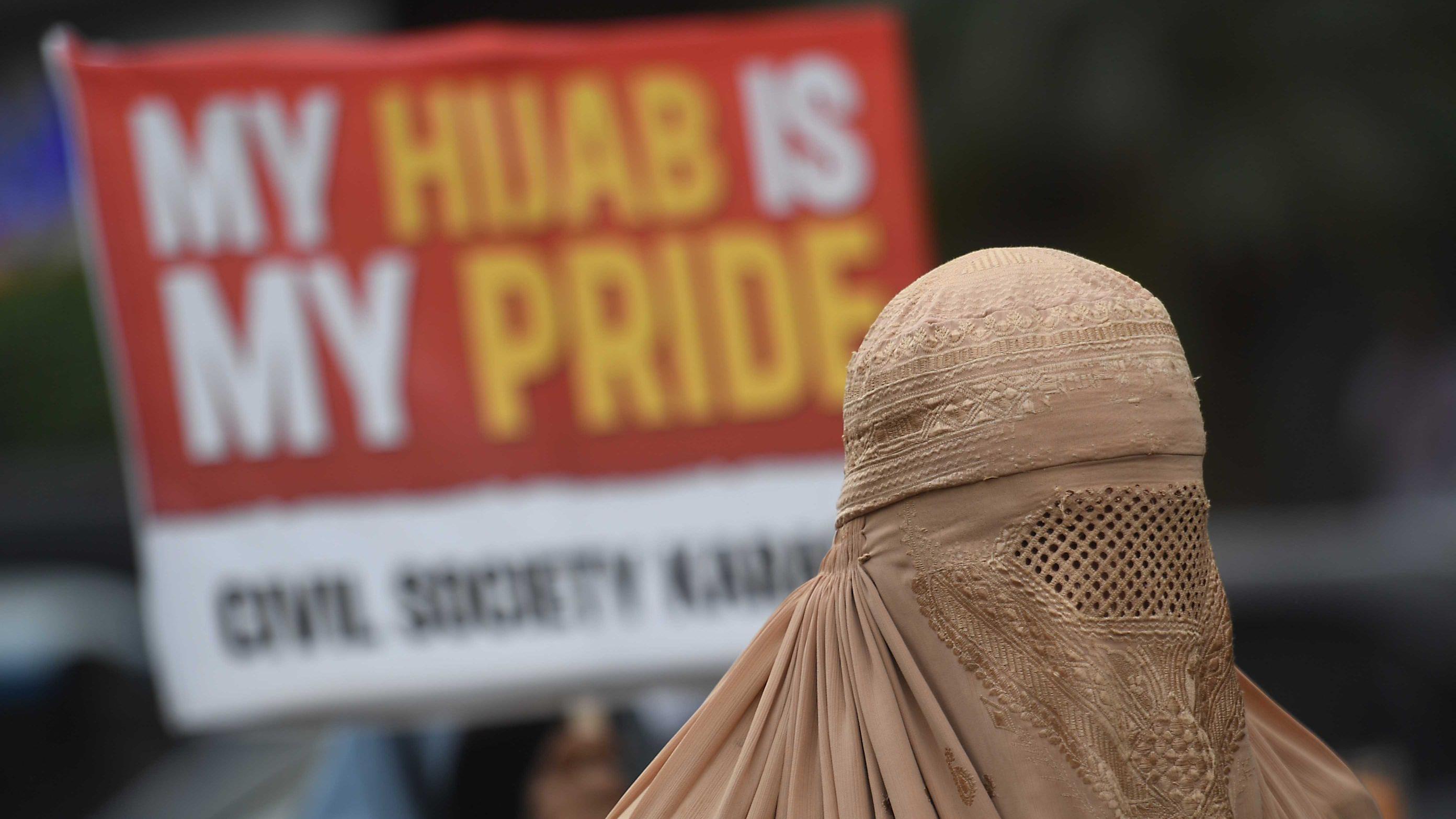 Nošenje hidžaba u Srbiji: Šta treba da znate 12 Prekrivena žena