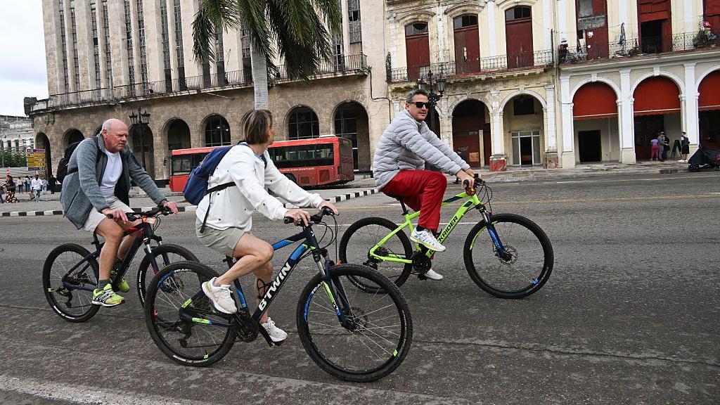 'Havana je prazna, kao da je sve mrtvo': Kuba u velikoj krizi 5 turisti voze bicikle u Havani