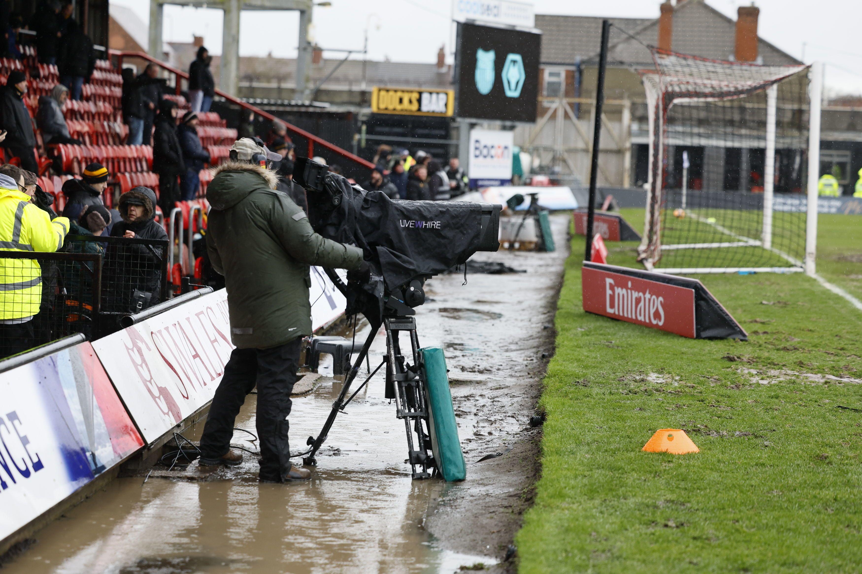 'Šmek prošlih vremena': Grimzbi i Vulfsi plesali po kaljuzi - u fotografijama 6 kamerman na utakmici grimzbi taun - vulverhempton