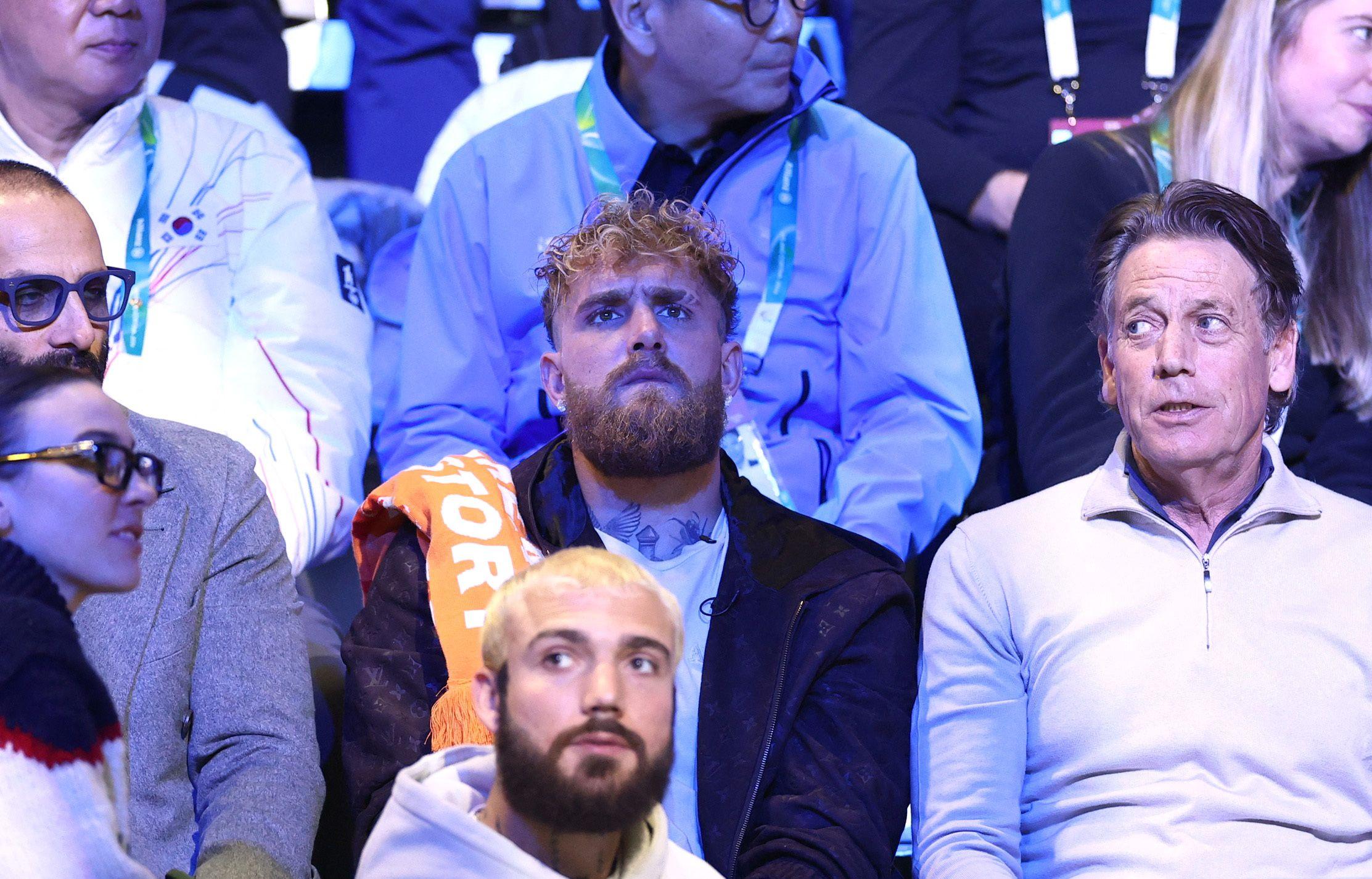 Bokser Džejk Pol, partner Jute Lerdam iz Holandije, gleda trku na 1.000 metara za žene