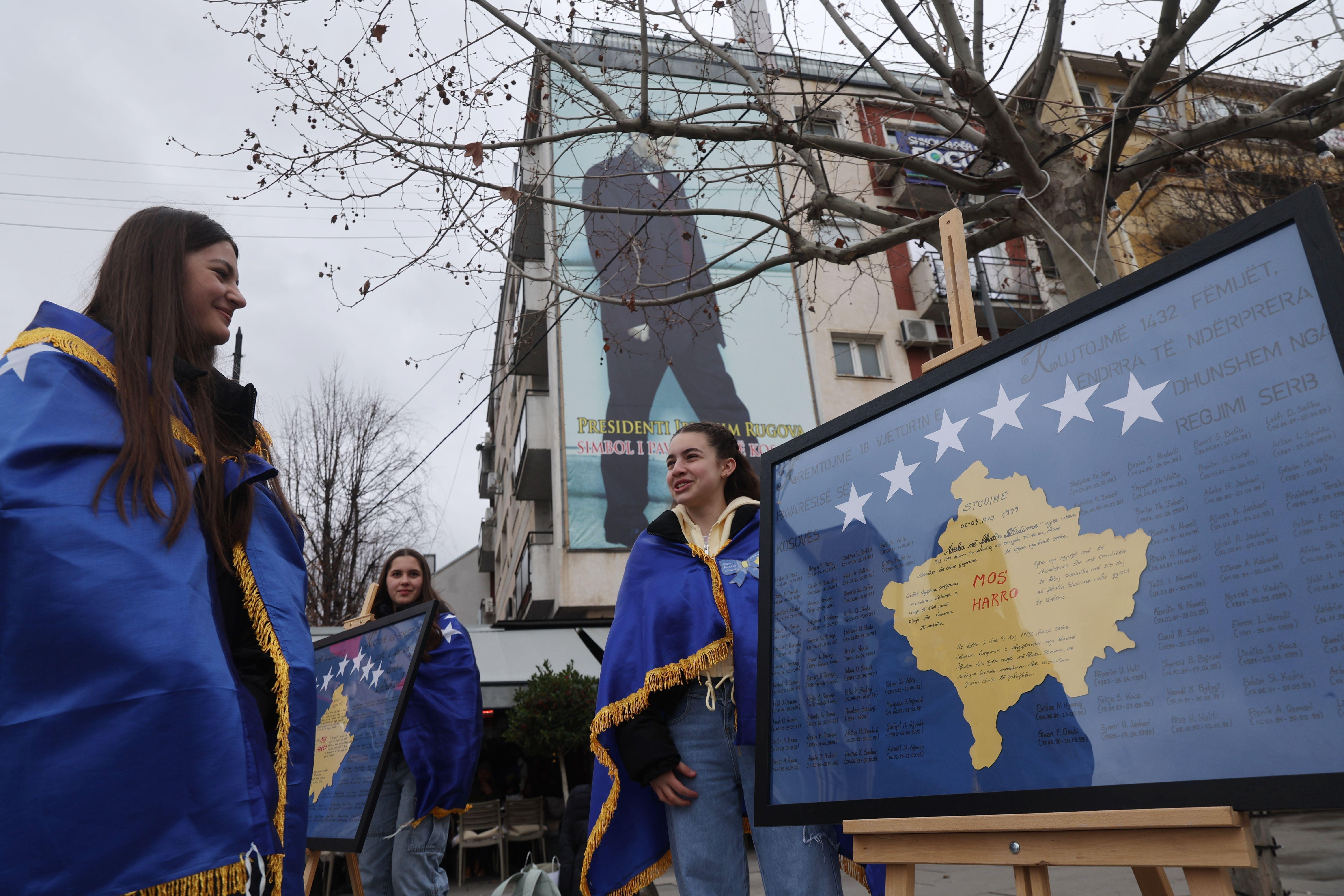 Proslava punoletstva nezavisnog Kosova i podrška vođama OVK 5 Devojke ogrnute kosovskim zastavama stoje pored panela sa imenima žrtava srpskog režima tokom proslave 18. godišnjice nezavisnosti zemlje u Prištini, Kosovo, 17. februara 2026.