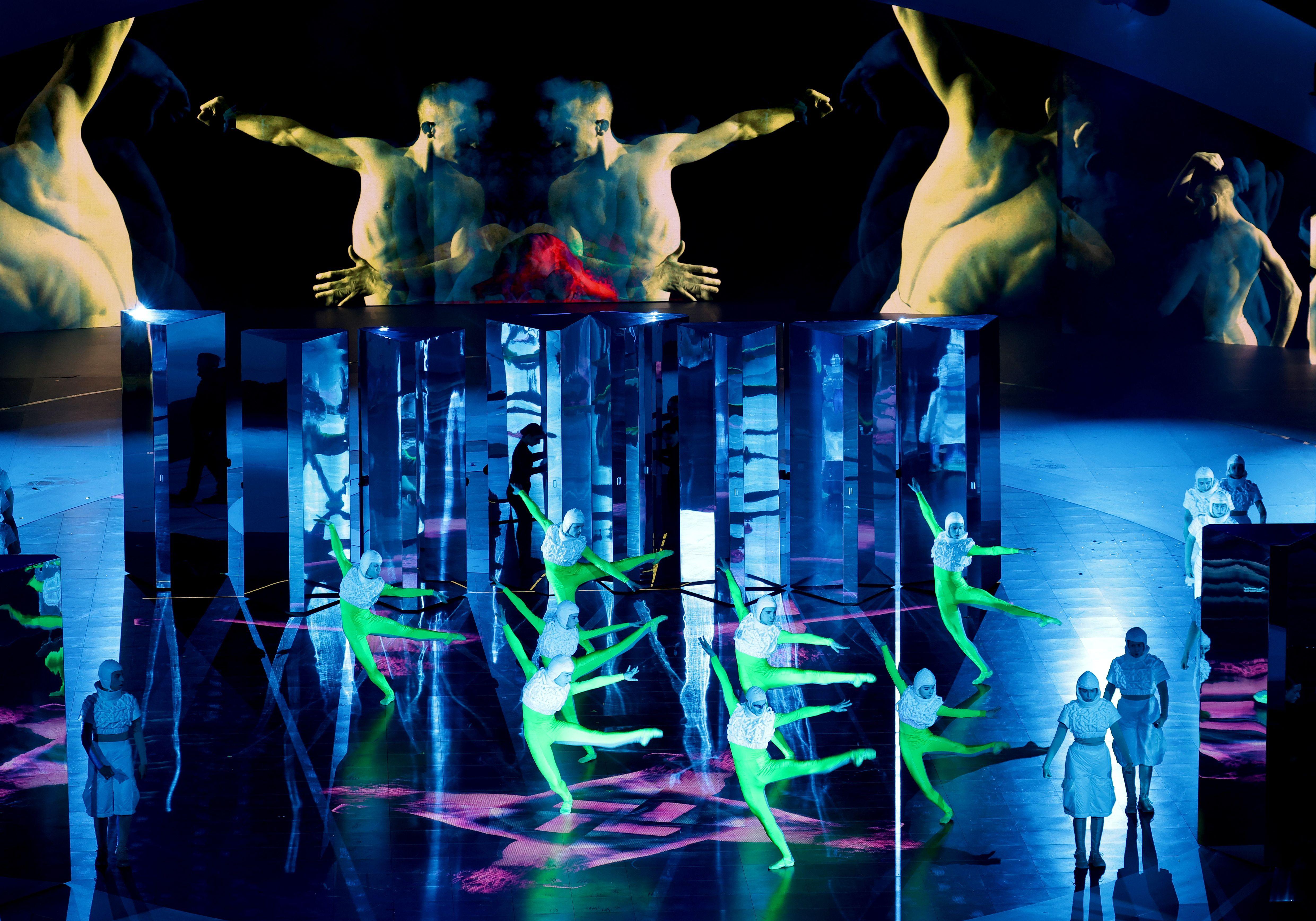 Zatvaranje Zimskih olimpijskih igara kroz fotografije 4 Savremeni ples na zatvaranju olimpijskih igara, iznad plesača su ekrani na kojima su krupno prikazani plesači