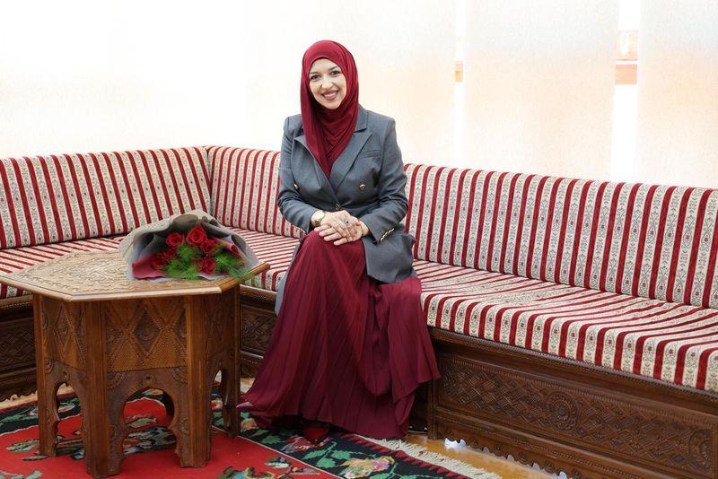 Nošenje hidžaba u Srbiji: Šta treba da znate 8 Žena sa maramom na glavi sedi na trosedu