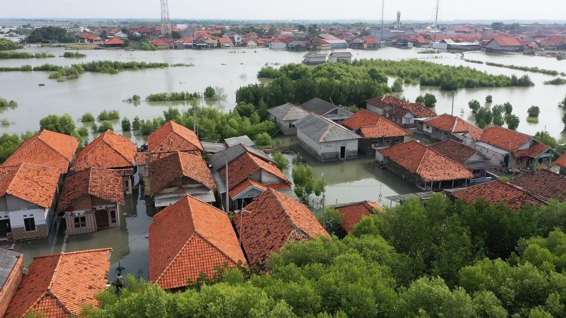 Poplavljene kuće u Eretanu Vetanu, severnoj obali Jave, Indonezija.