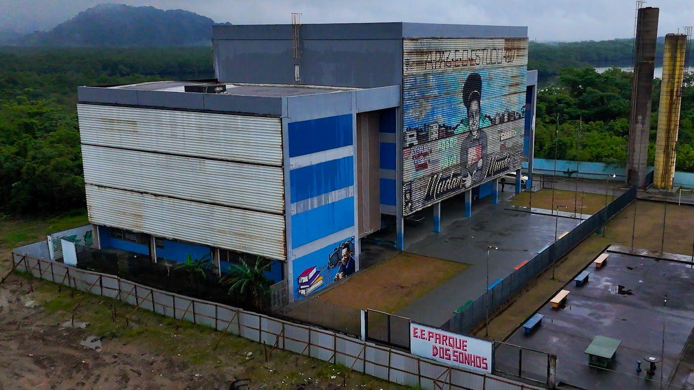 Prikaz škole slikan dronom, na njenim zidovima su murali istorijskih ličnosti koji su se borili za ljudska prava