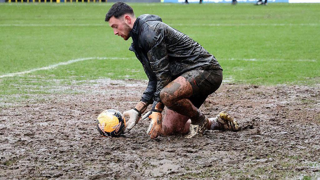 'Šmek prošlih vremena': Grimzbi i Vulfsi plesali po kaljuzi - u fotografijama 2 Džekson Smit, golman Grimzbija, na zagrevanju pred meč