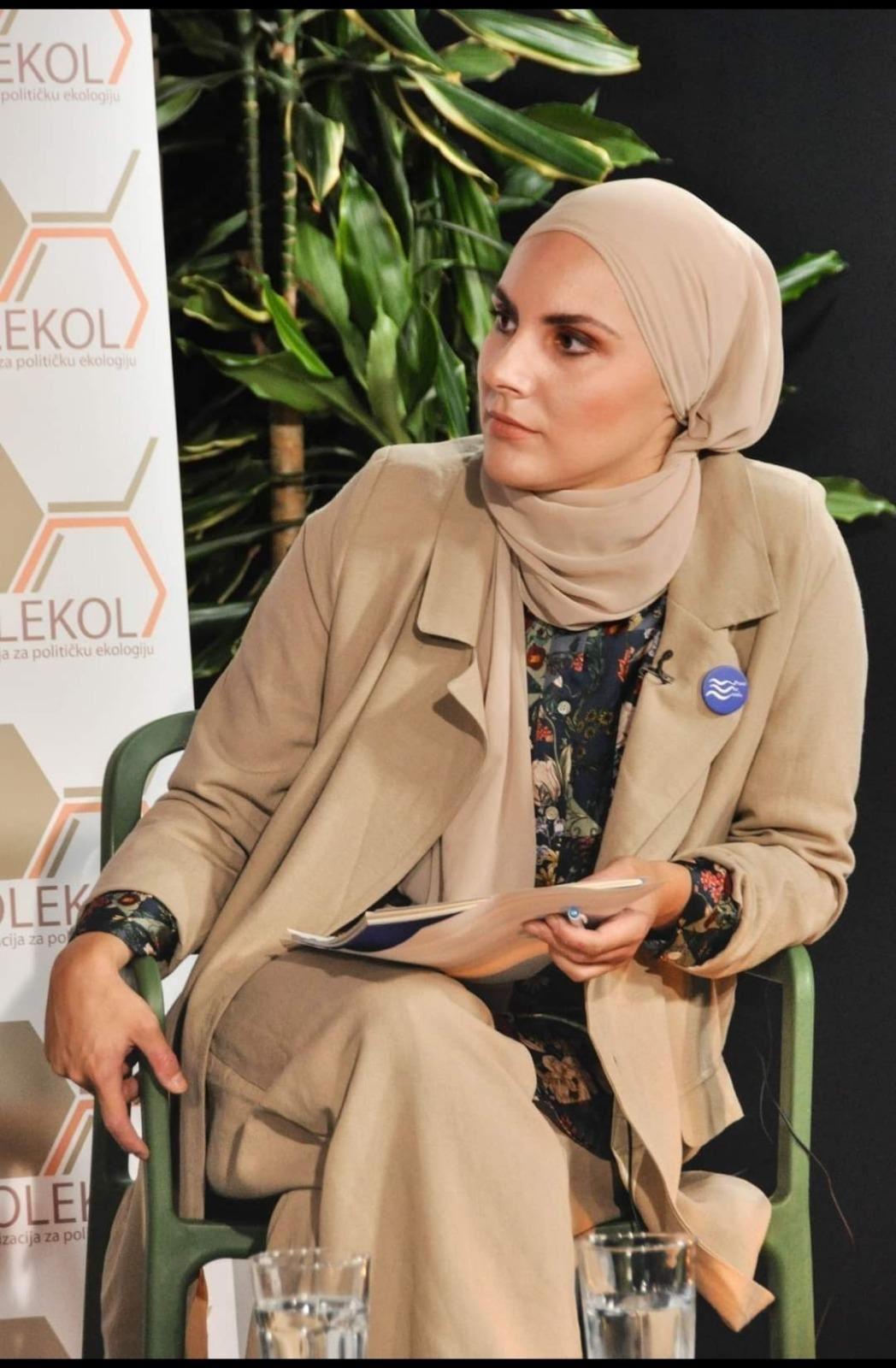 Nošenje hidžaba u Srbiji: Šta treba da znate 5 Devojka prekrivene glave sedi za govornicom