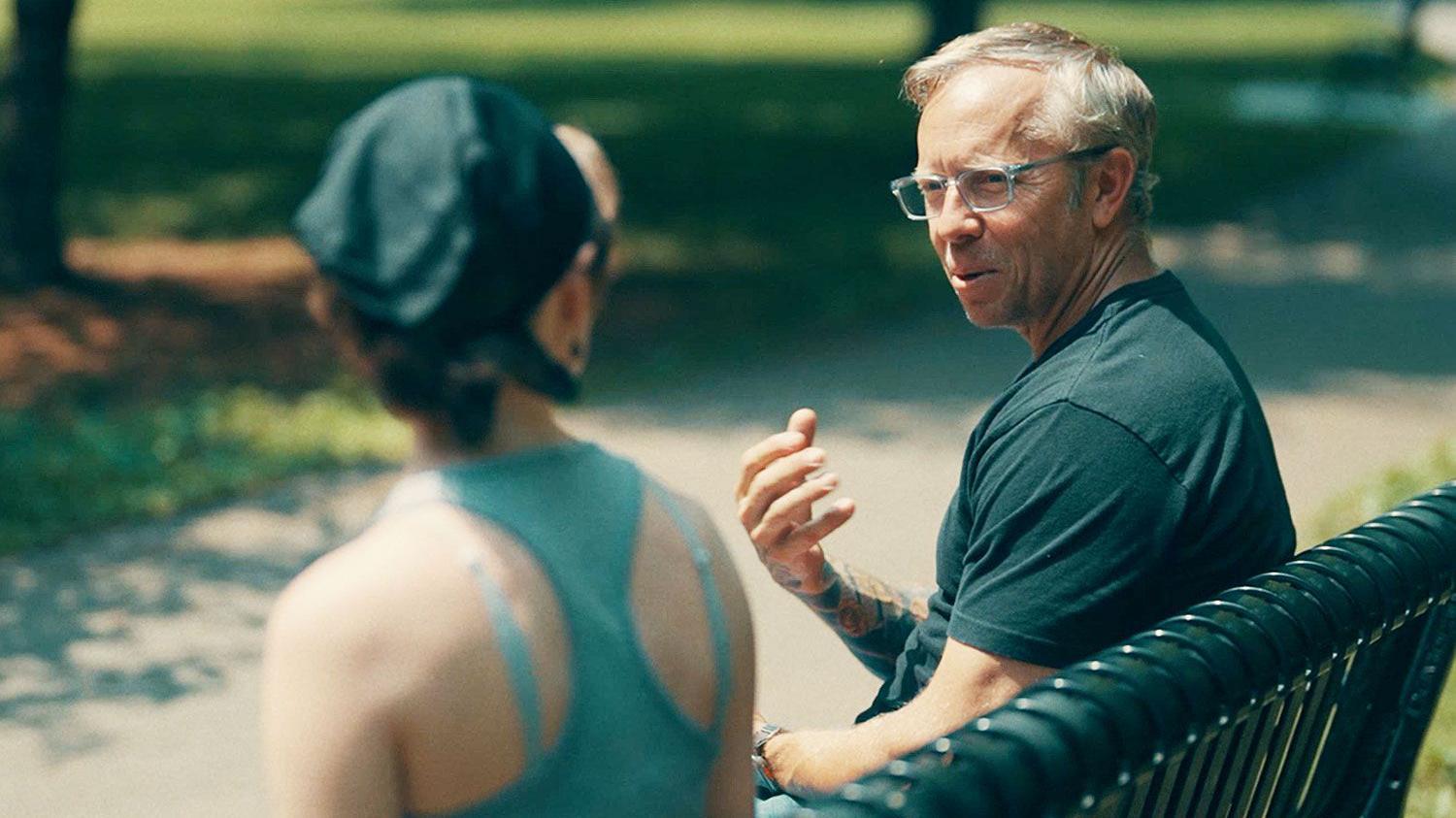 Obična cigla pomogla da se pronađe godinama zlostavljana devojčica 7 muškarac i žena sede na klupi u parku i razgovaraju