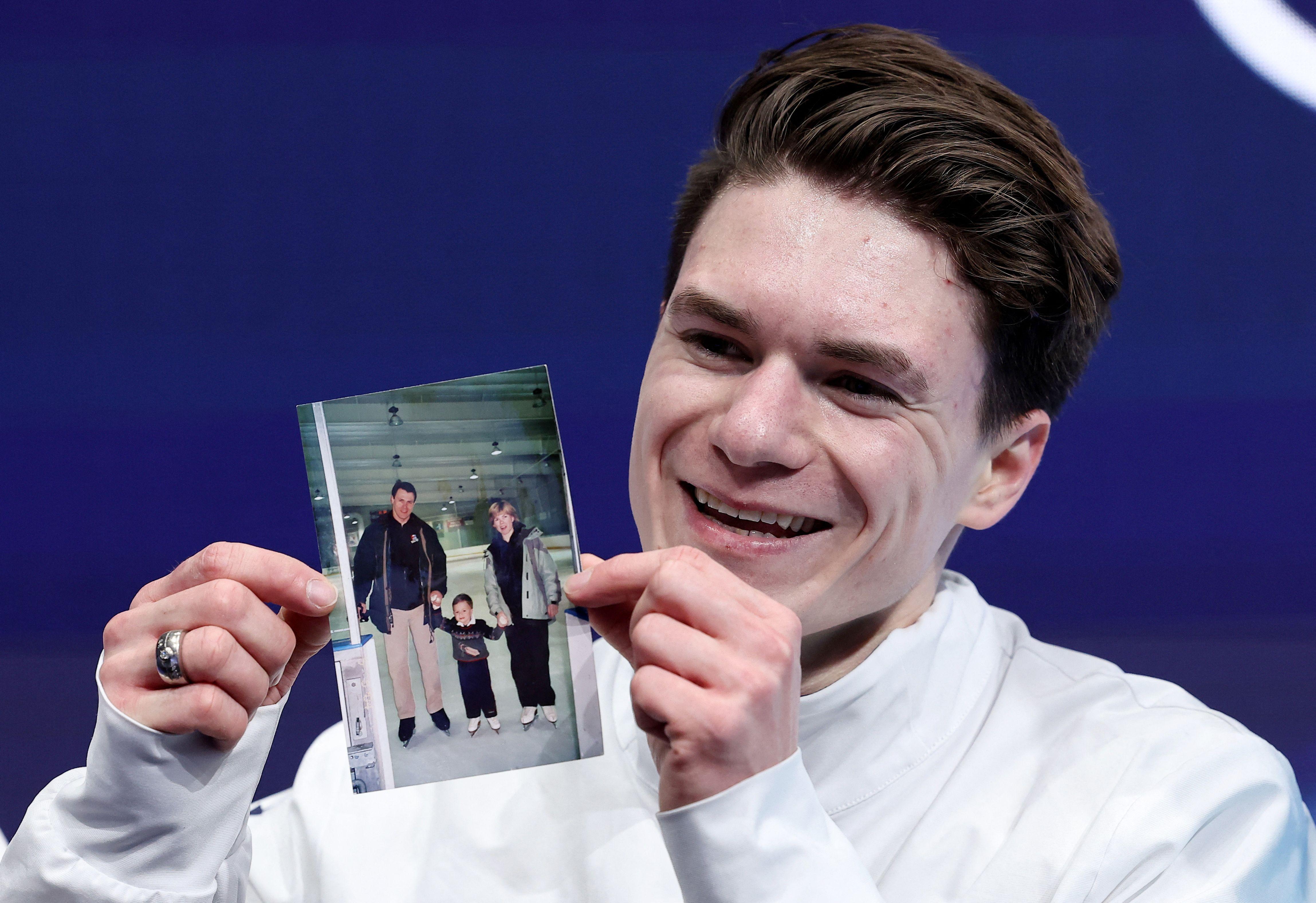 klizač maksim naumov pokazuje fotografiju  roditelja koji su poginuli u avionskoj nesreći