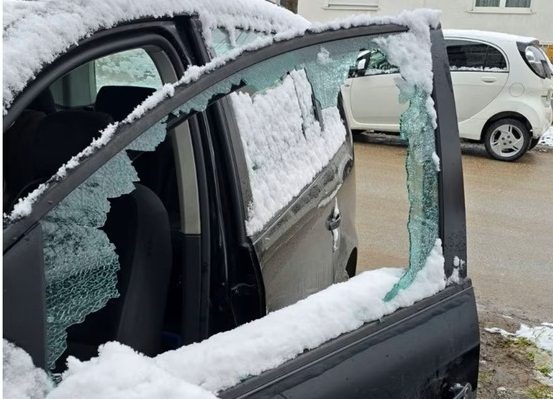 Nedopustivo da se politička neslaganja rešavaju nasiljem i zastrašivanjem: Opozicione stranke ali i gradonačelnik Kragujevca osudili uištavanje automobila aktiviste Mihajlovića 9