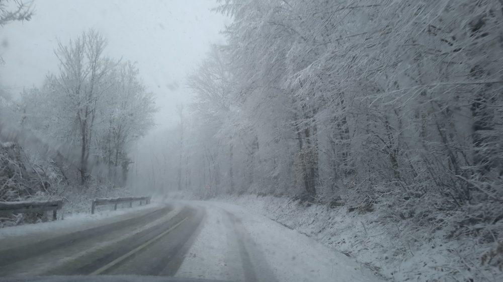 AMSS: Zbog slabog snega na kolovozu i jutarnjeg mraza opasnost od klizavih deonica 9