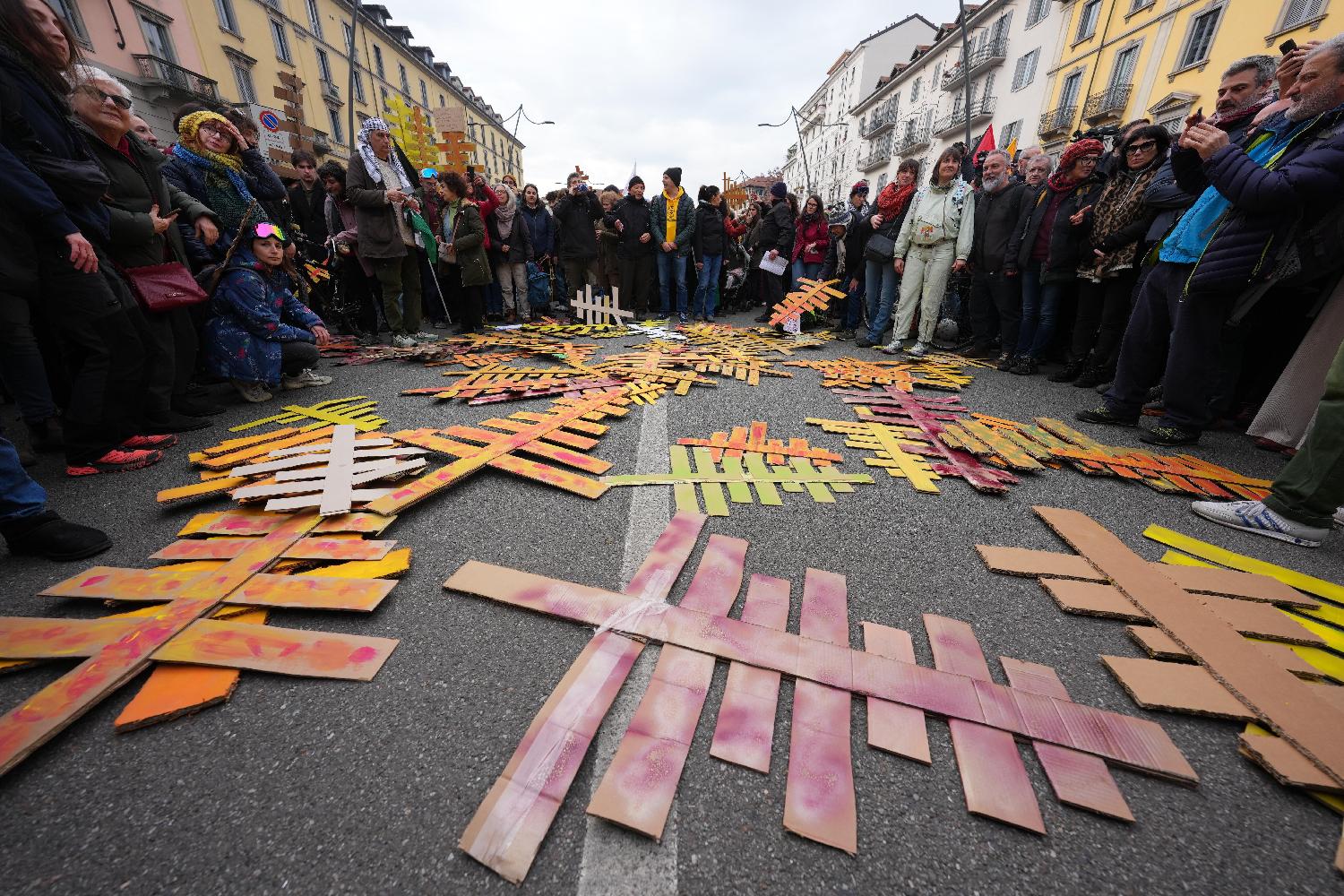 U Milanu protest zbog Zimskih olimpijskih igara: Osuđuju upotrebu veštačkog snega i seču stabala (FOTO) 3